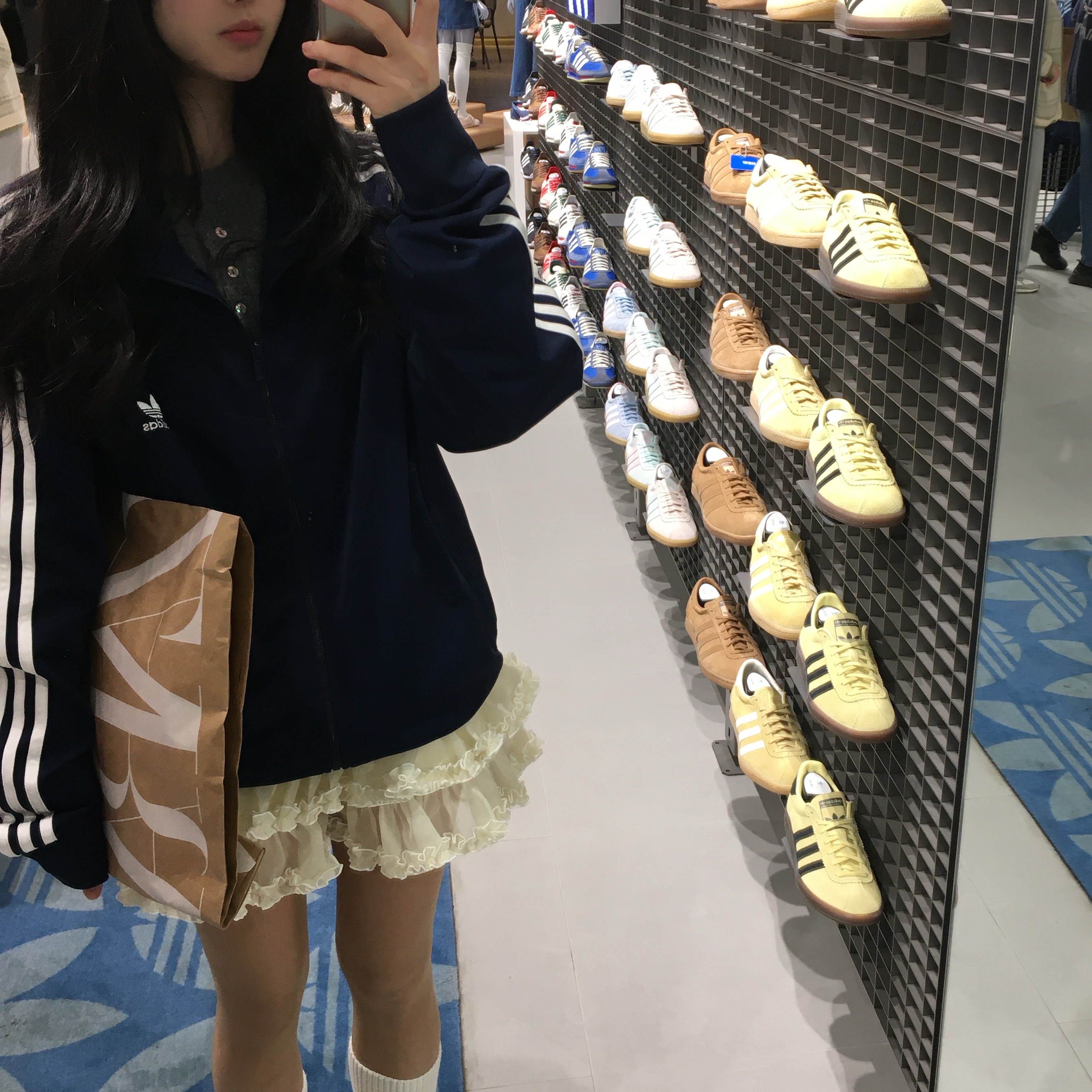 Adidas Adicolor Classic Firebird Track Top Night Indigo - KR Sizing, Nike V2K Run Pure Platinum Light Iron Ore 착용 스타일 - 3