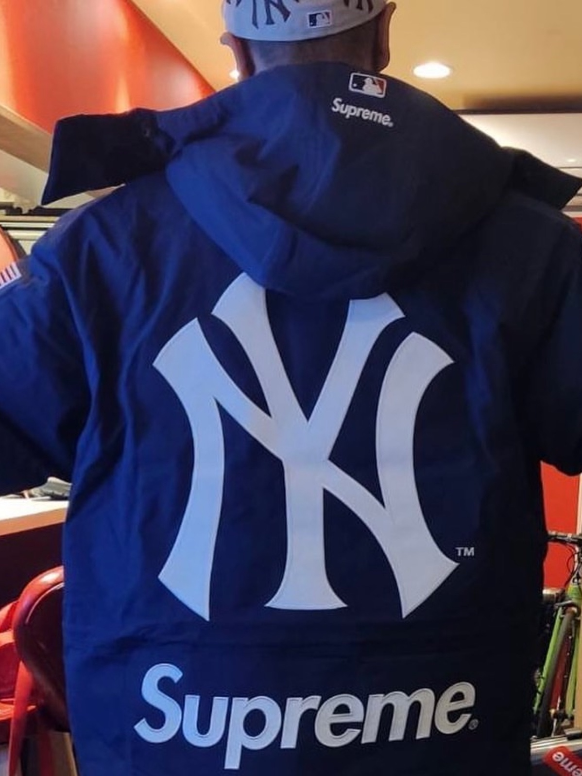 Supreme x New York Yankees Gore-Tex 700-Fill Down Jacket Navy - 21FW 착용 스타일 - 1