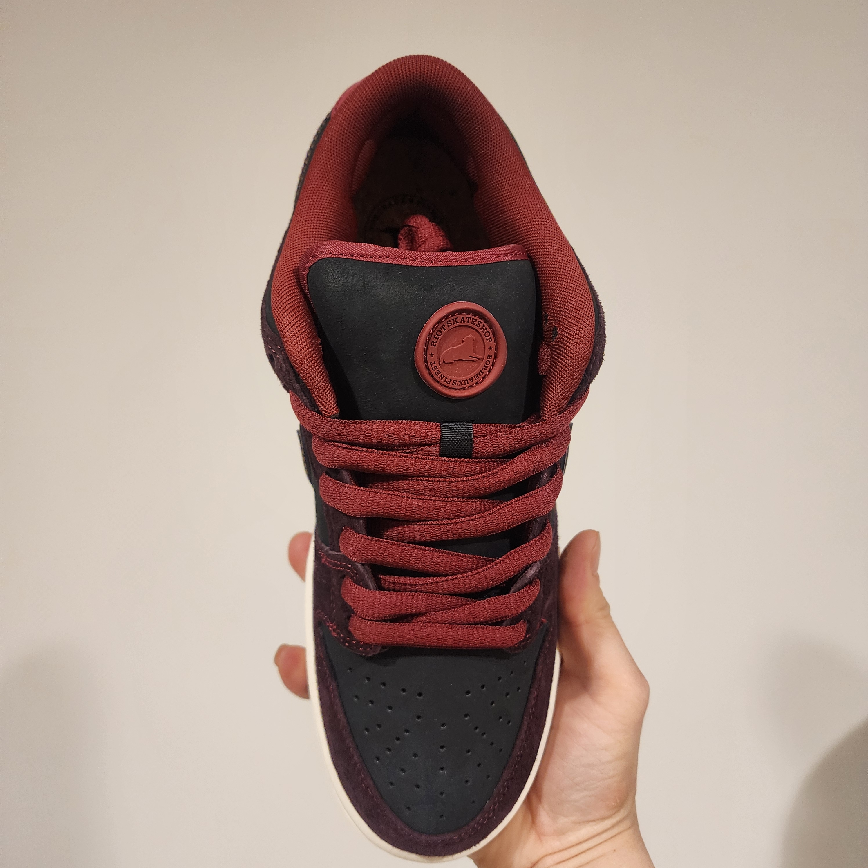 Nike x Riot Skateshop SB Dunk Low Pro Mahogany and Team Red 착용 스타일 - 2