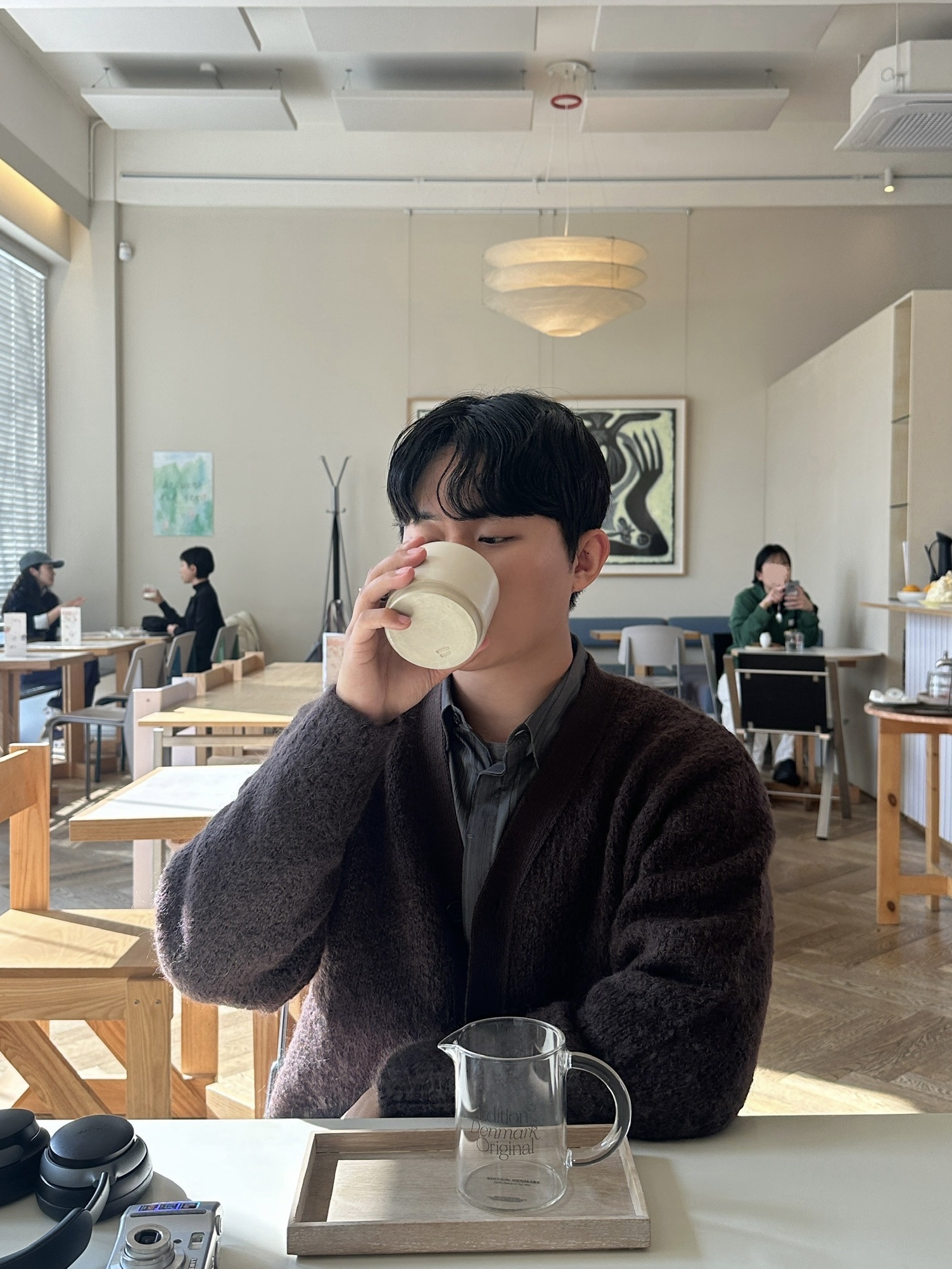 Amomento Grandpa Cardigan Brown - 24FW, BOSE QC Ultra Black (Korean Ver.) 착용 스타일 - 2