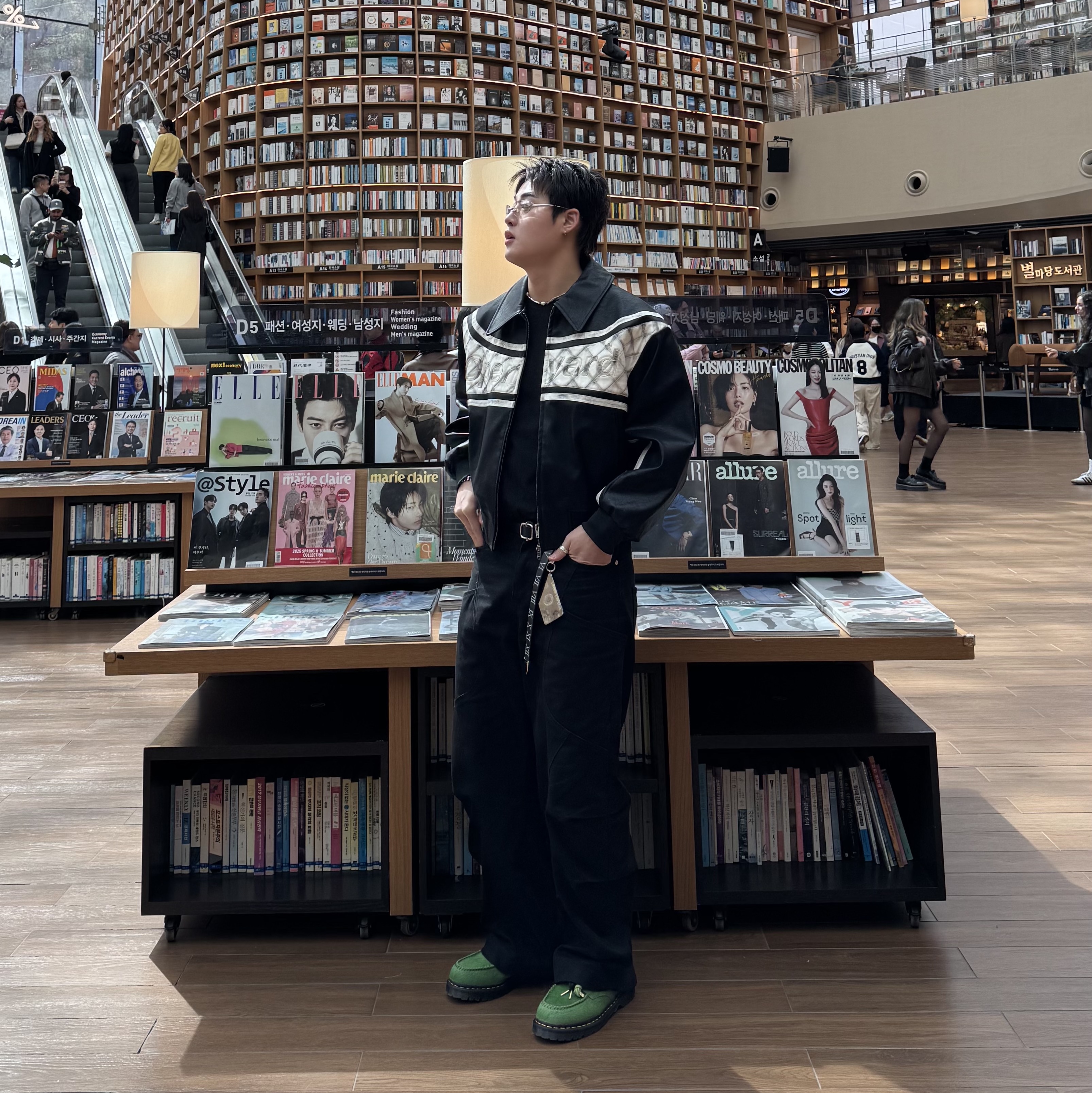 Dr. Martens x Awake NY Lowell Hair On Leather Moc Toe Shoes Green 착용 스타일 - 3