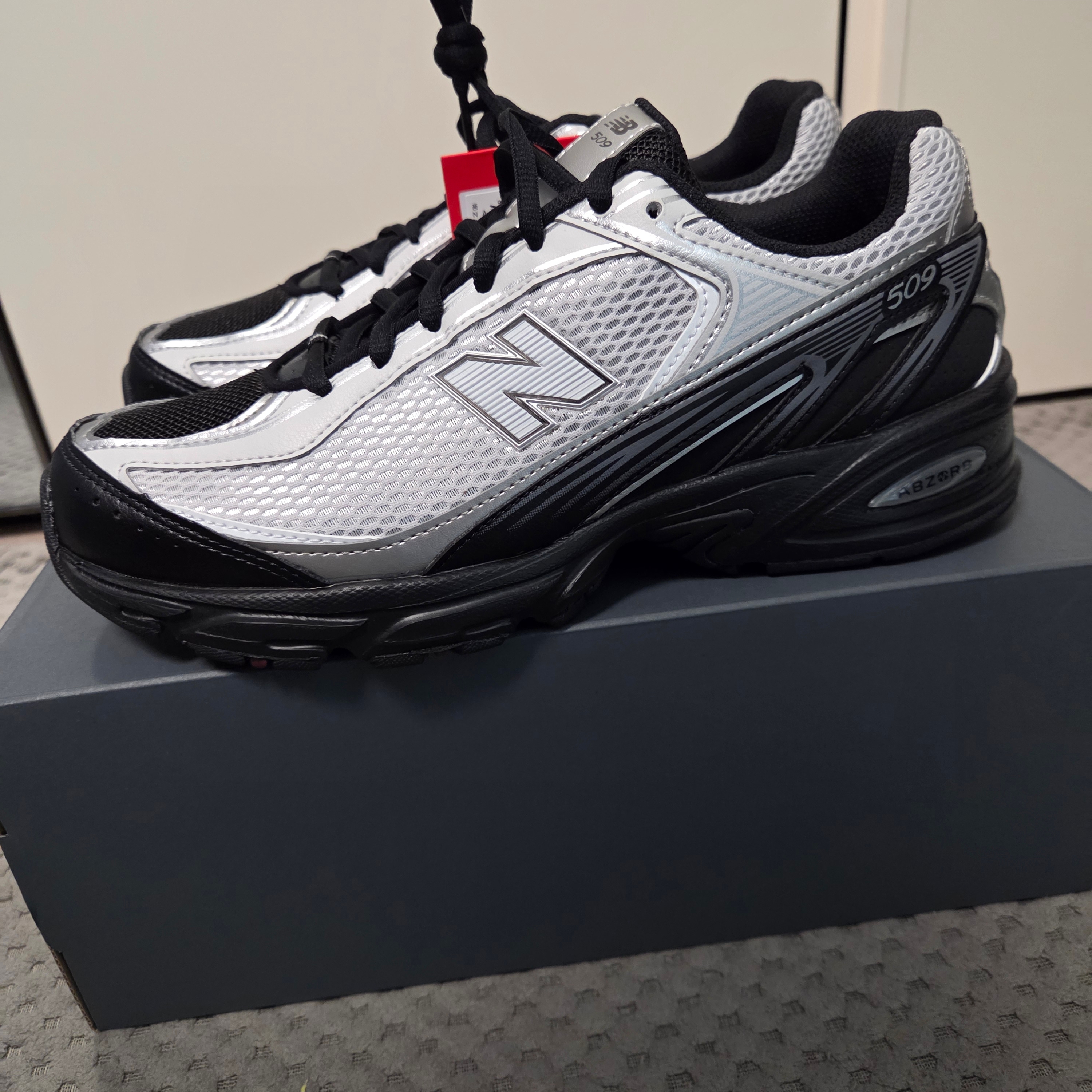 New Balance 509 Black Gray 착용 스타일 - 2