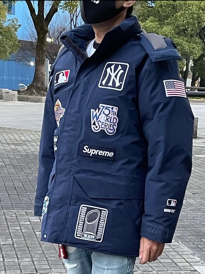Supreme x New York Yankees Gore-Tex 700-Fill Down Jacket Navy - 21FW 착용 스타일 - 4