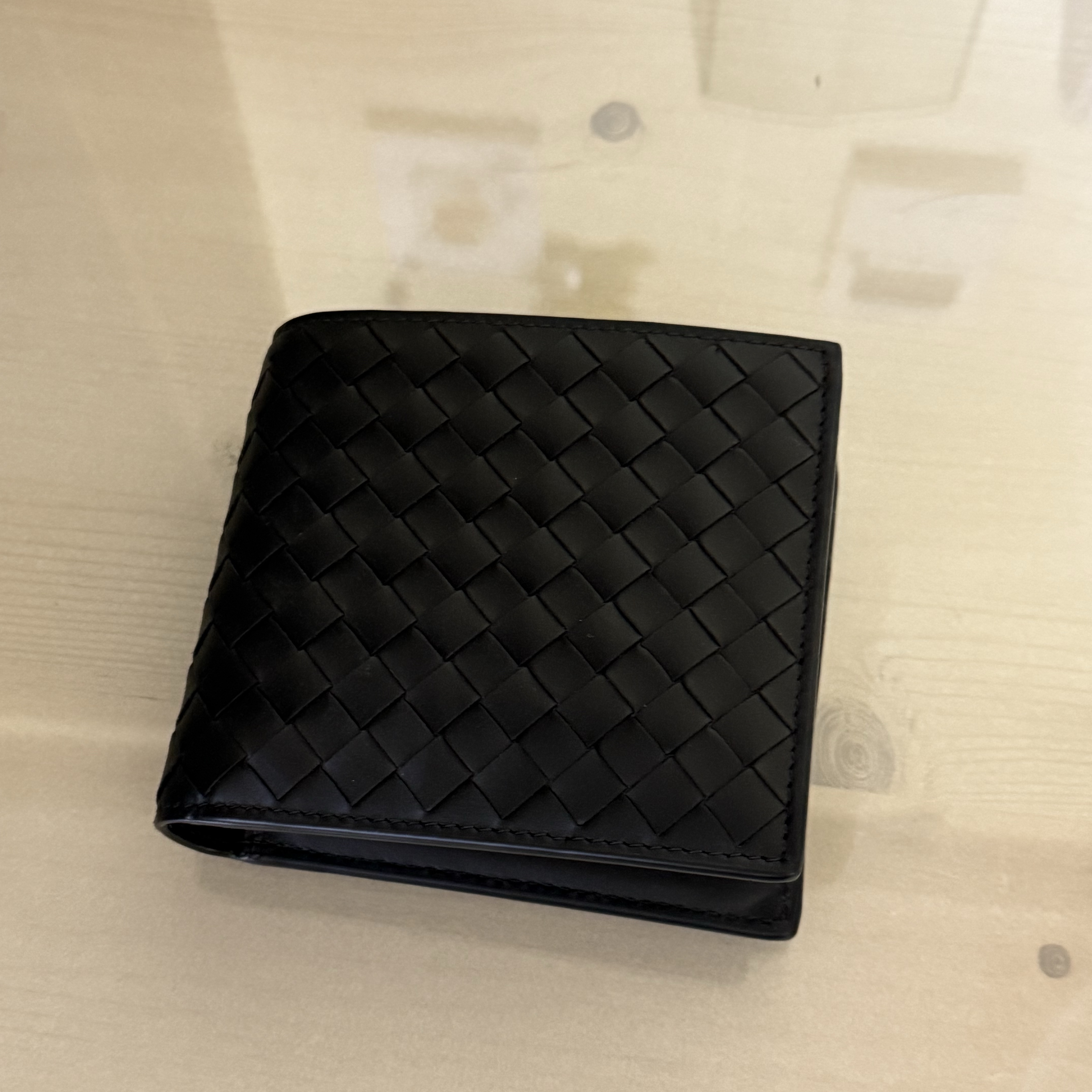 Bottega Veneta Bi-Fold Wallet Black 착용 스타일 - 1
