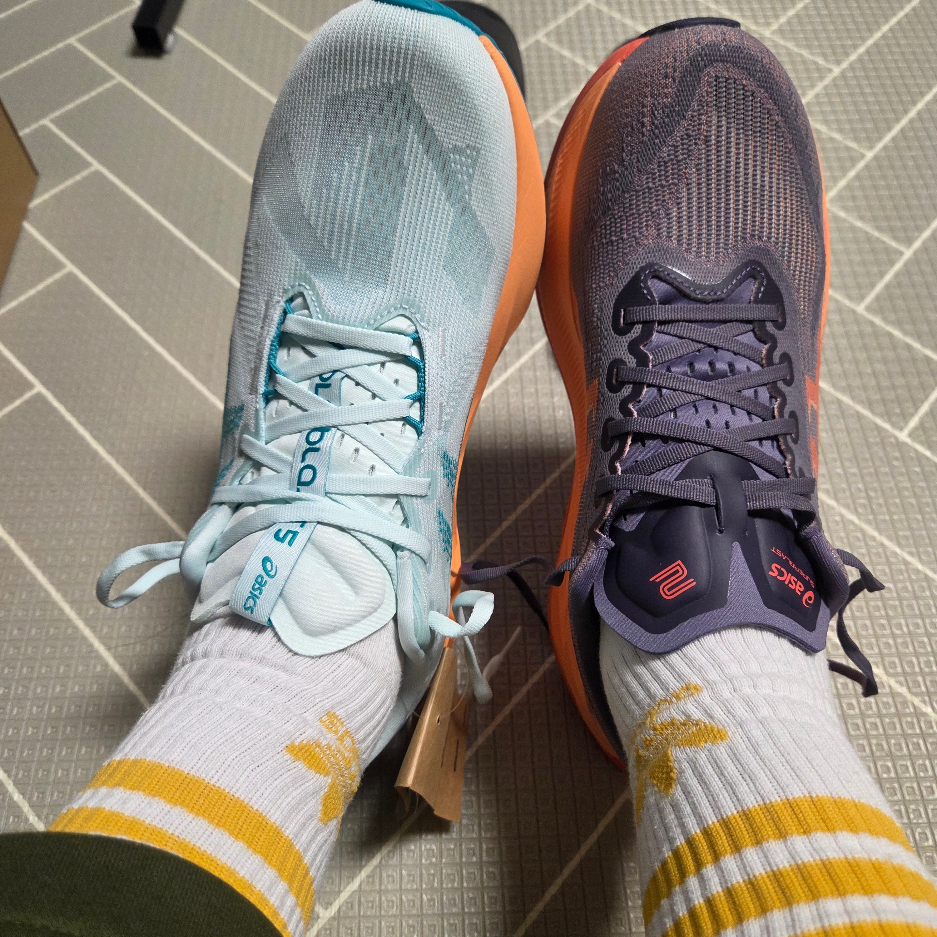 Asics Superblast 2 Greyish Purple Coral Reef, Asics Novablast 5 Soothing Sea Wave Teal 착용 스타일