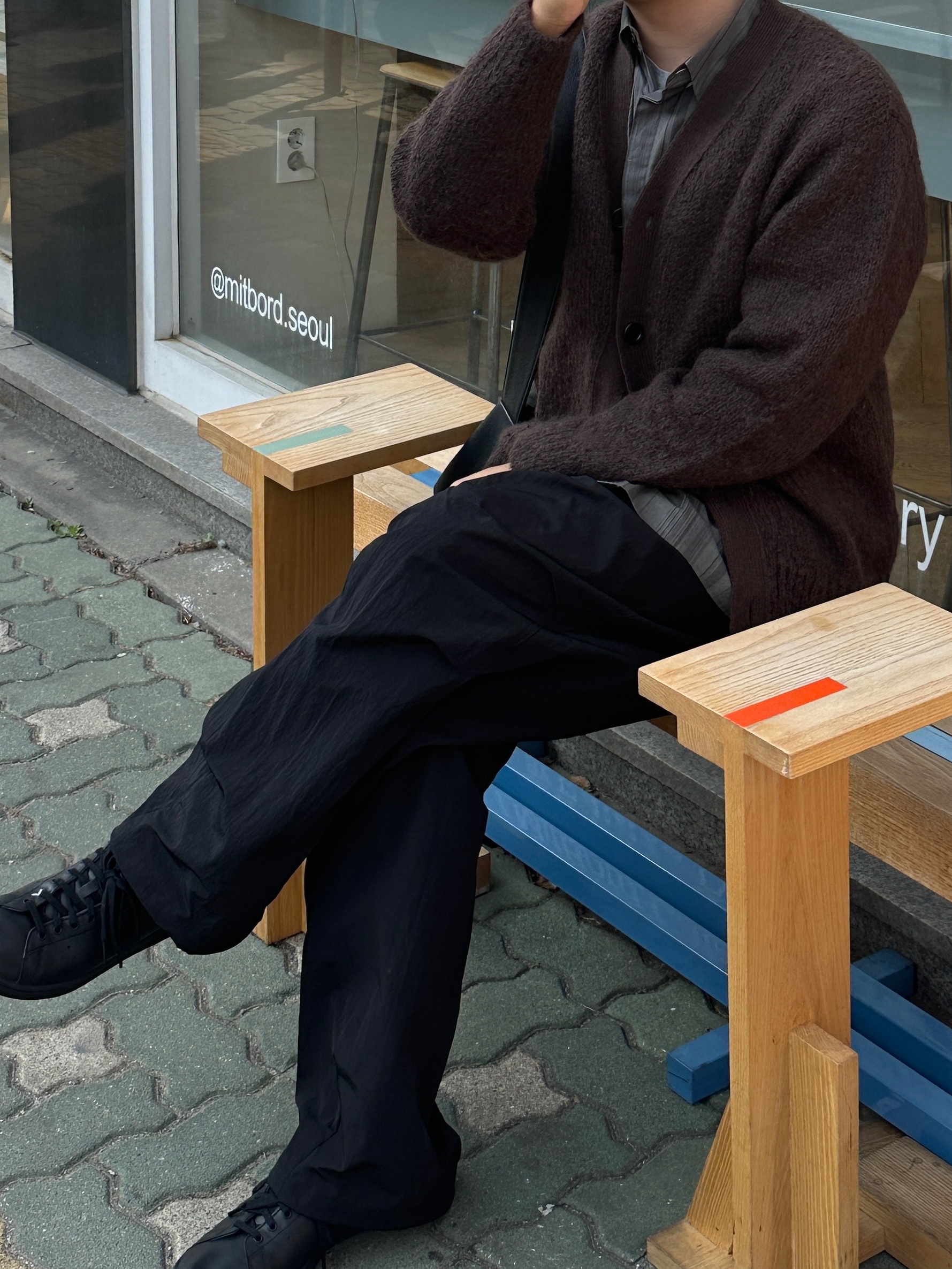 Amomento Grandpa Cardigan Brown - 24FW, BOSE QC Ultra Black (Korean Ver.) 착용 스타일 - 6
