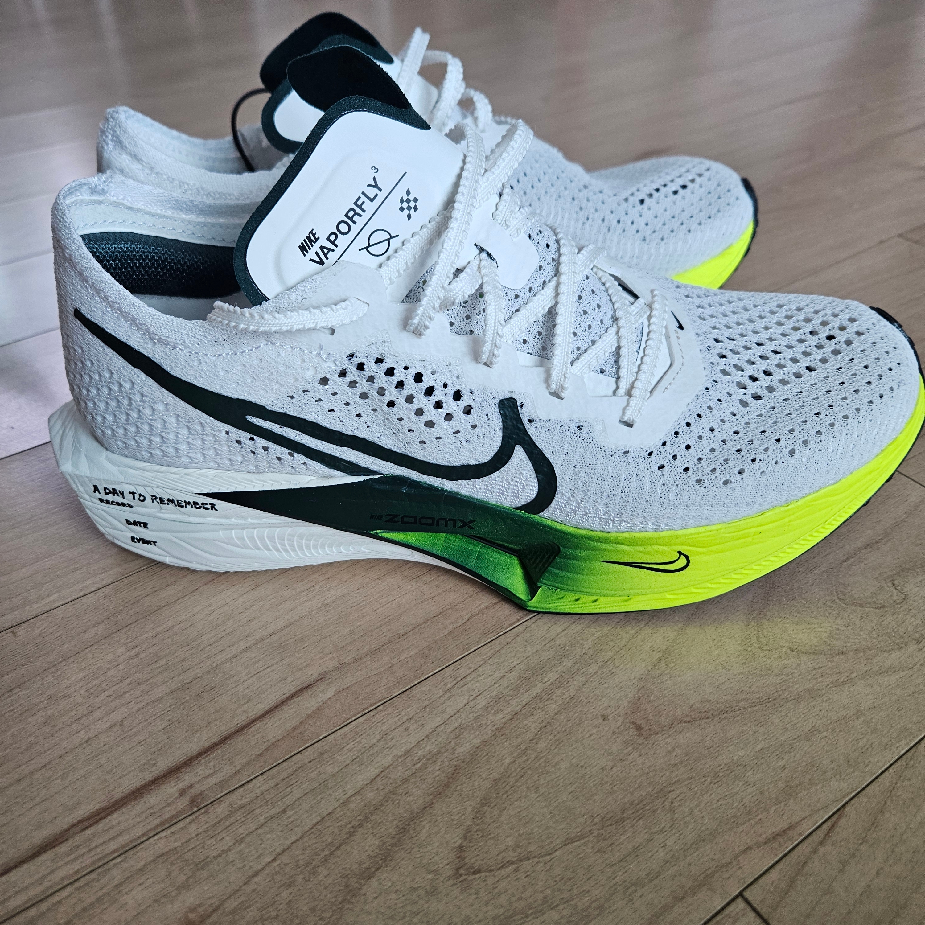 Nike ZoomX Vaporfly Next% 3 White Pro Green 착용 스타일 - 1