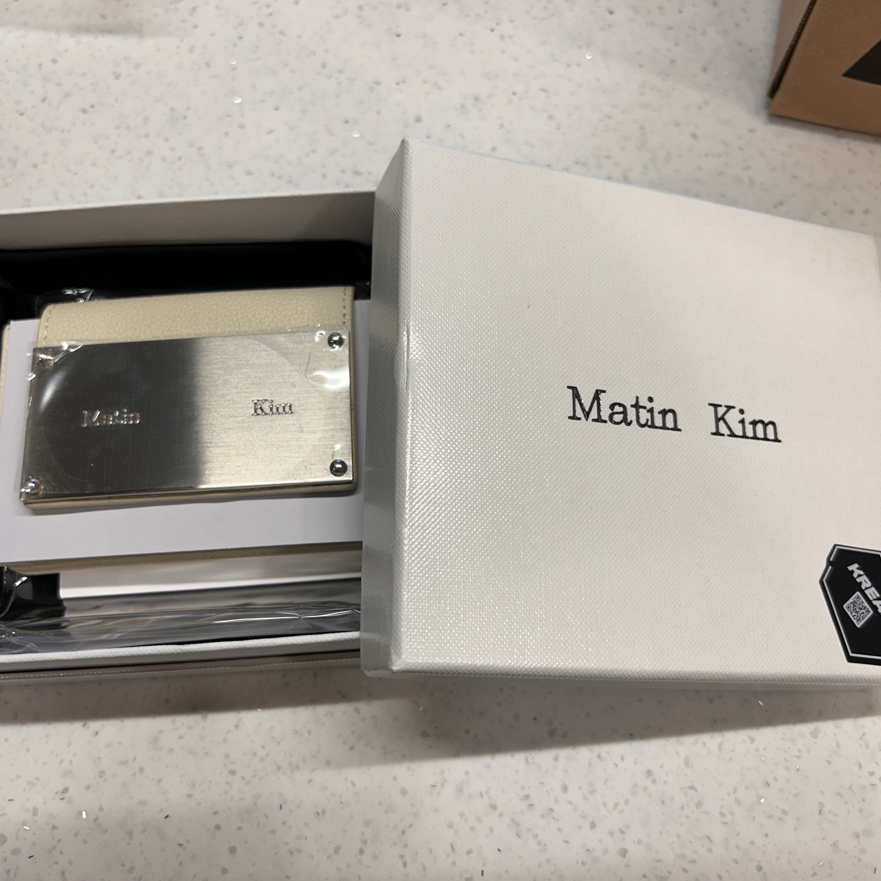 Matin Kim Accordion Wallet White 착용 스타일