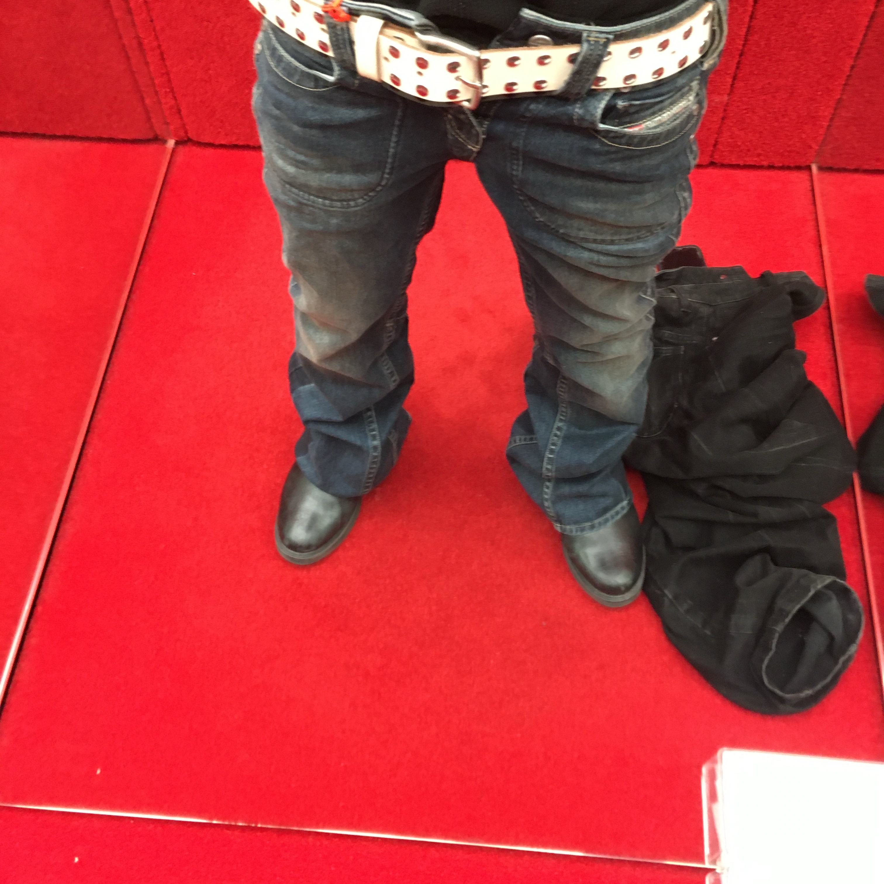 Stussy 8 Ball Studded Belt Bone 착용 스타일