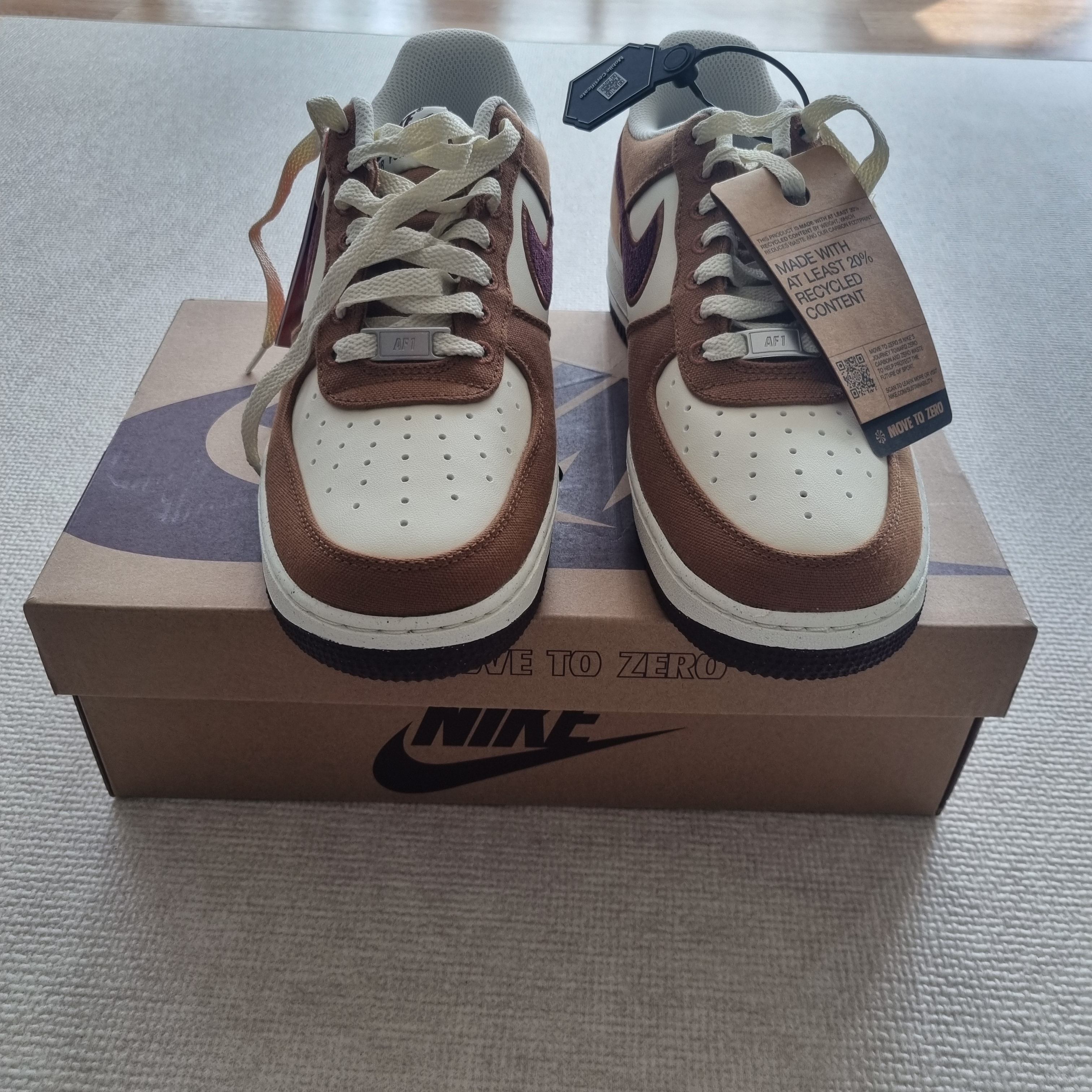 Nike Air Force 1 '07 LV8 Light British Tan Coconut Milk 착용 스타일