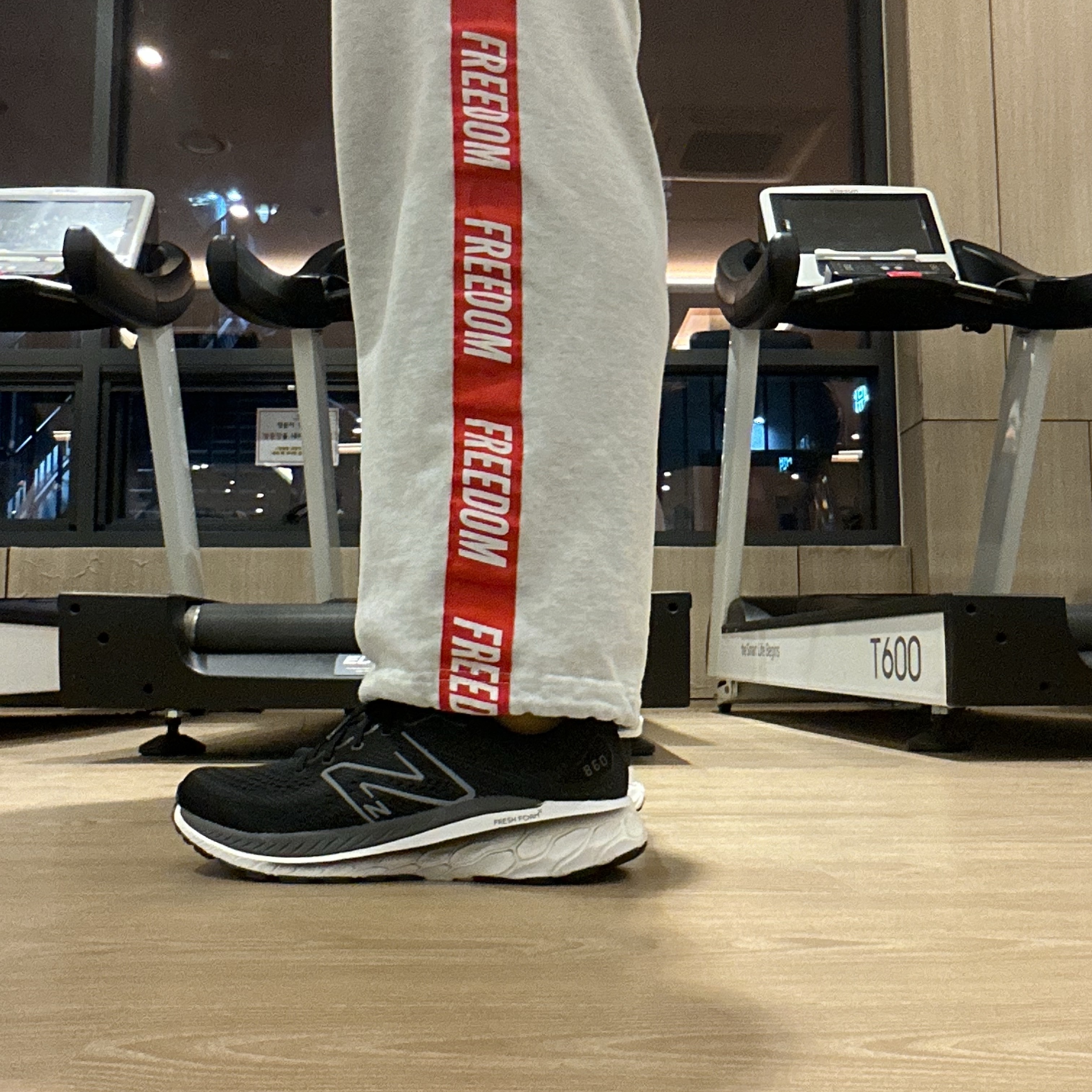 New Balance Fresh Foam X 860v13 Black White - 2E Wide 착용 스타일 - 2
