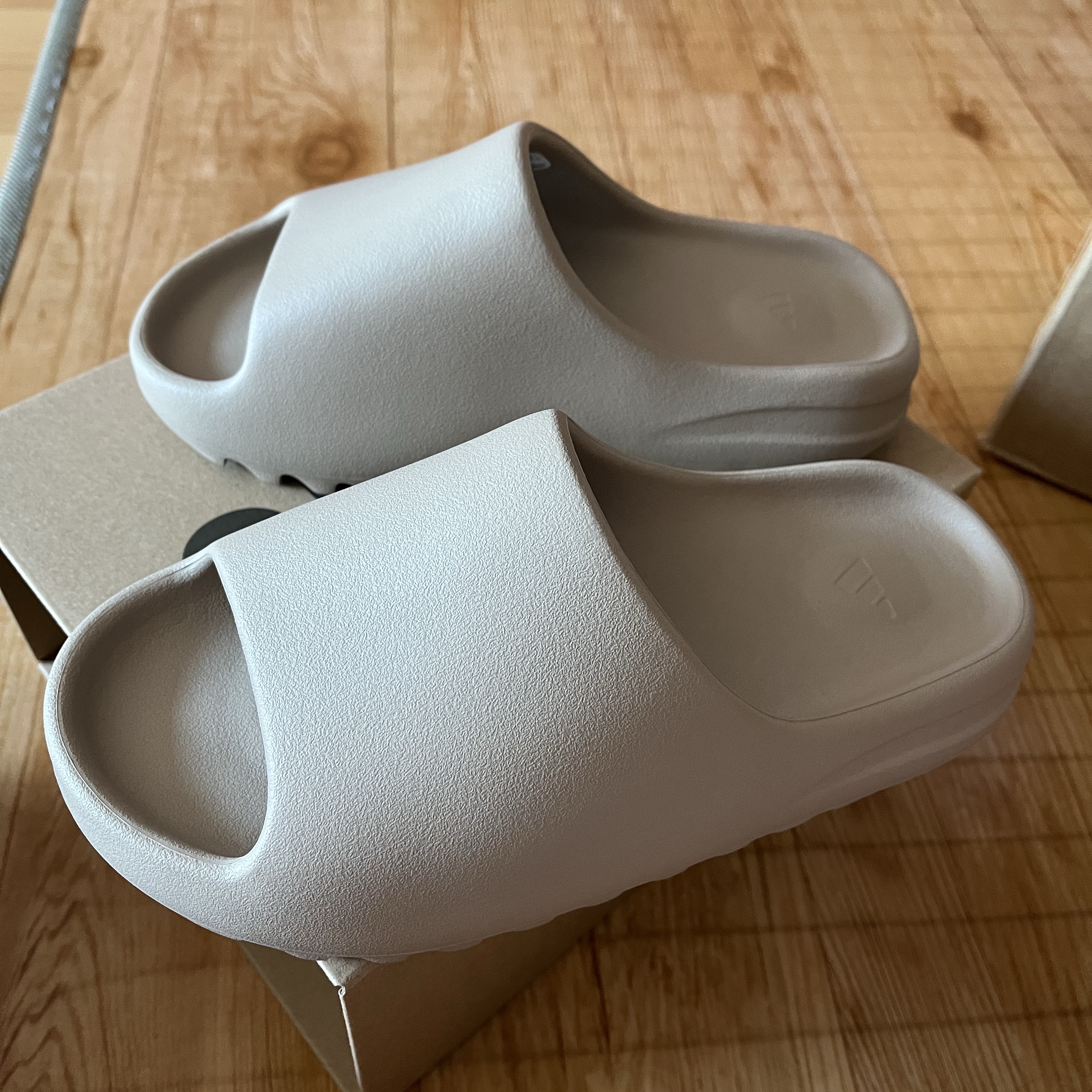 Adidas Yeezy Slide Pure - Re-Release Ver. 착용 스타일