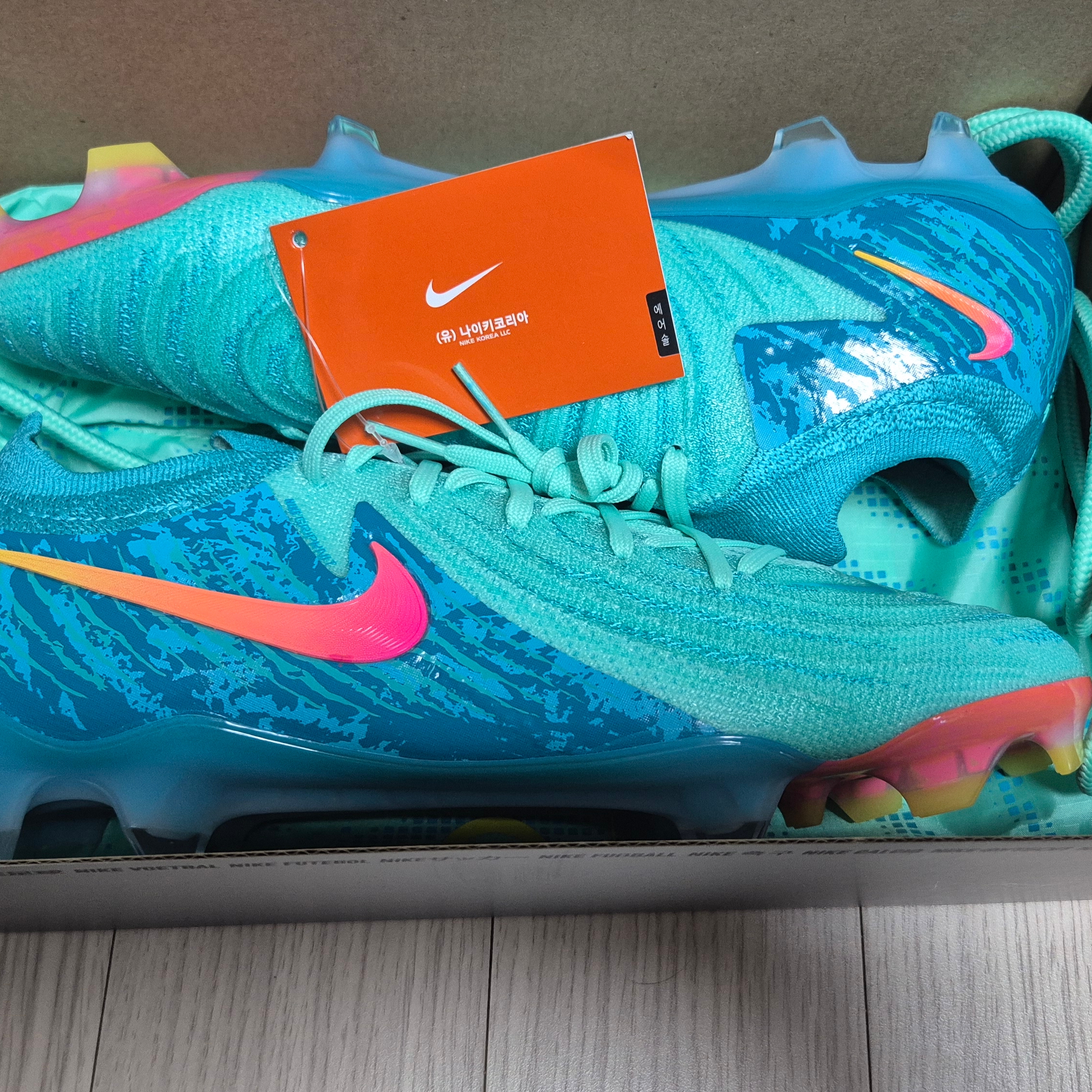 Nike Phantom GX 2 Elite LV8 FG Green Glow 착용 스타일 - 1