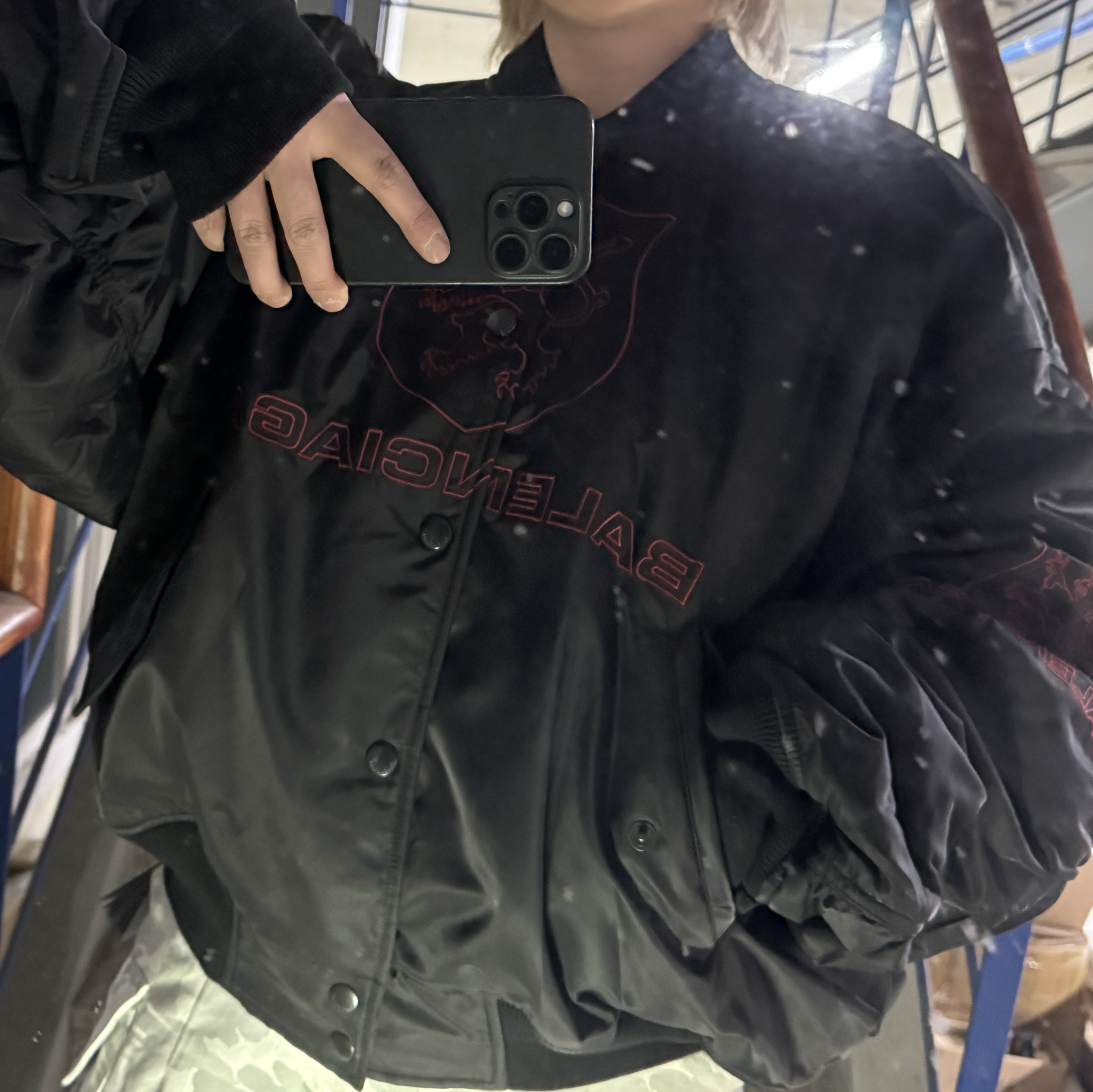 Farfromwhat Far Camo Cargo Pants White, Balenciaga Lion Club Varsity Jacket Black 착용 스타일 - 1
