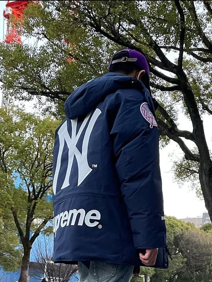 Supreme x New York Yankees Gore-Tex 700-Fill Down Jacket Navy - 21FW 착용 스타일 - 2