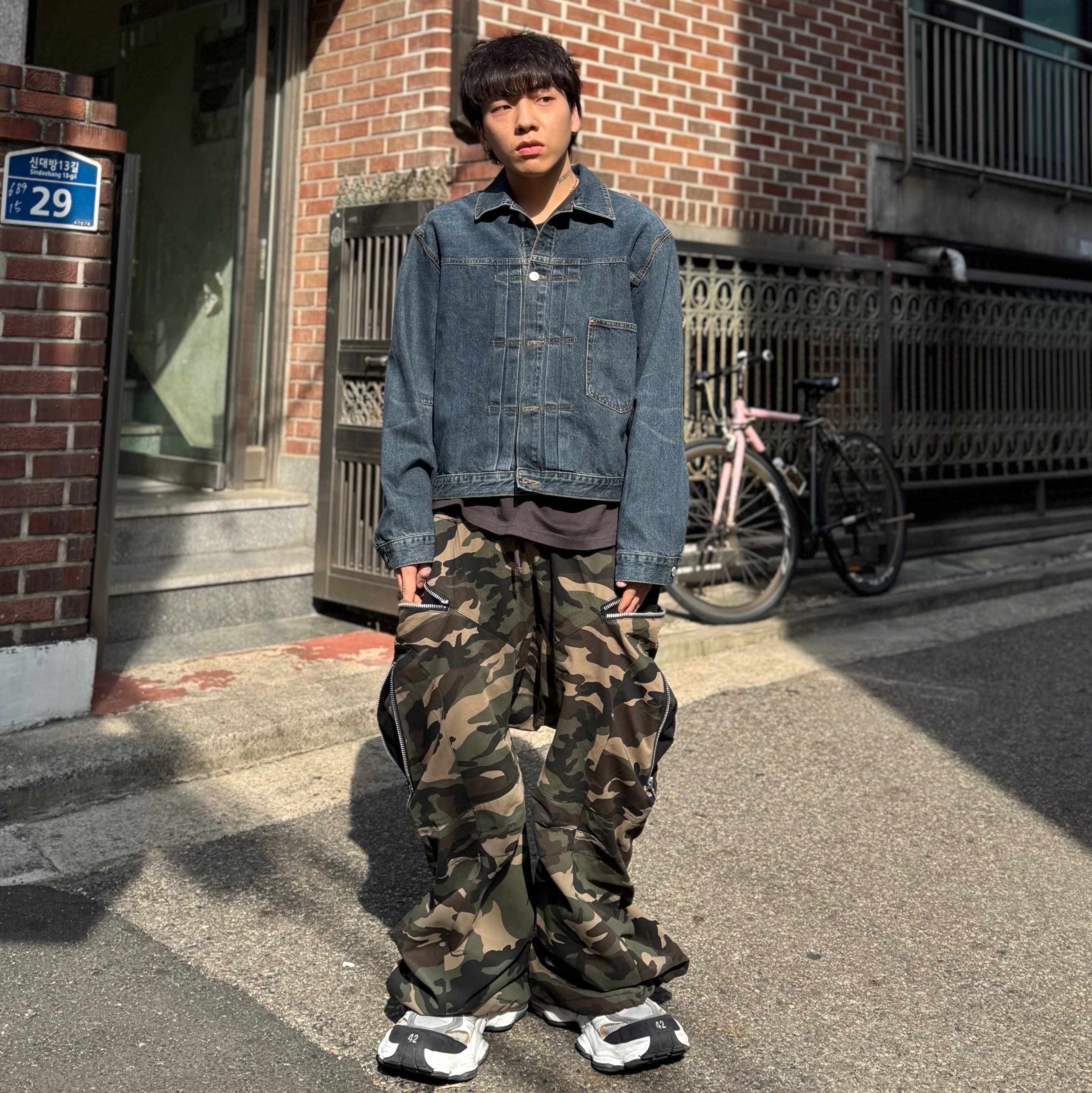 Balenciaga Cargo Sneakers White Grey 착용 스타일 - 4