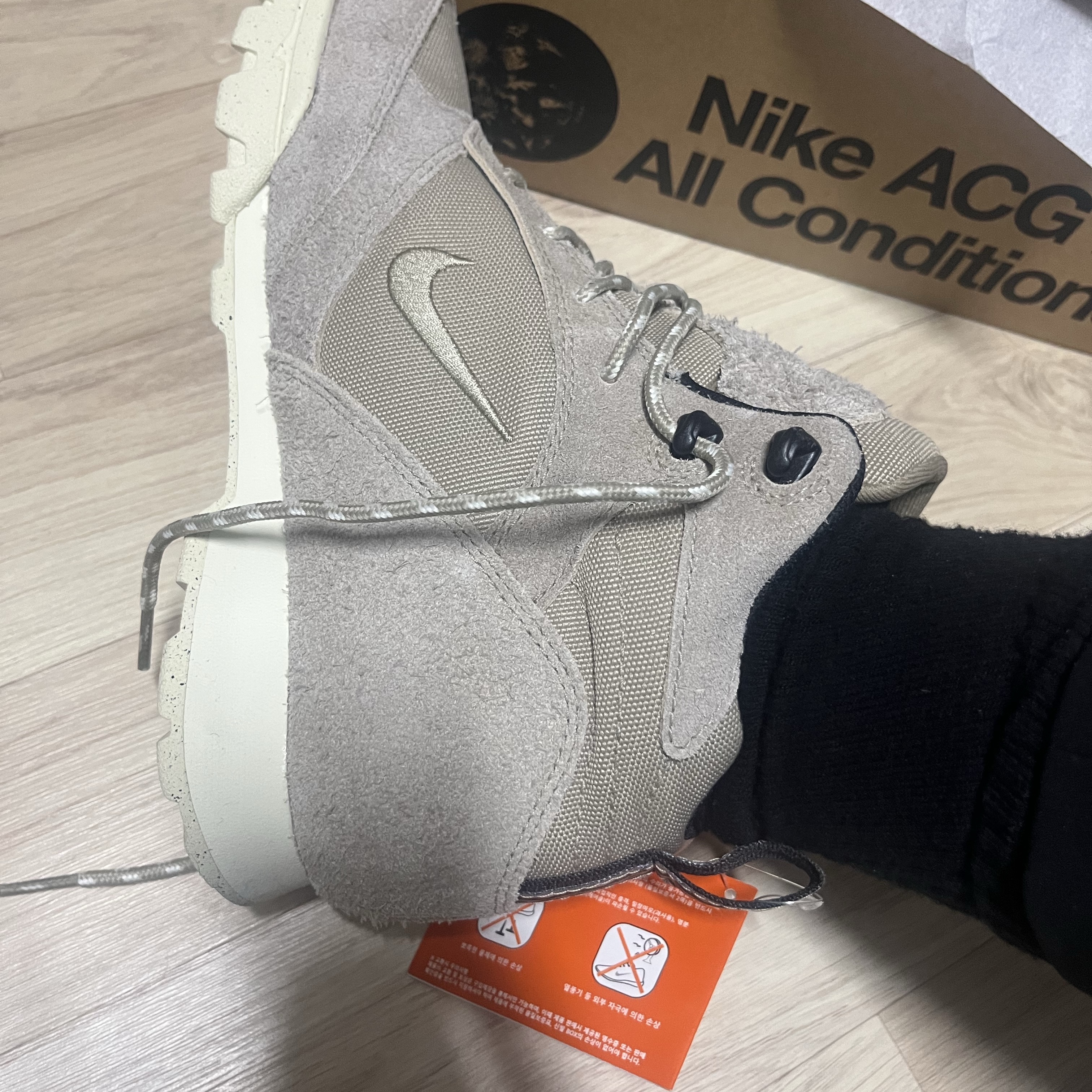 Nike ACG Torre Mid Waterproof Khaki Burnt Sienna 착용 스타일