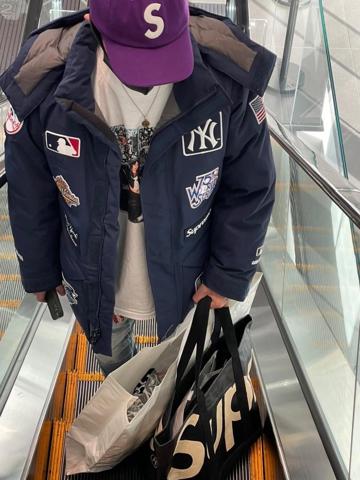 Supreme x New York Yankees Gore-Tex 700-Fill Down Jacket Navy - 21FW 착용 스타일 - 6