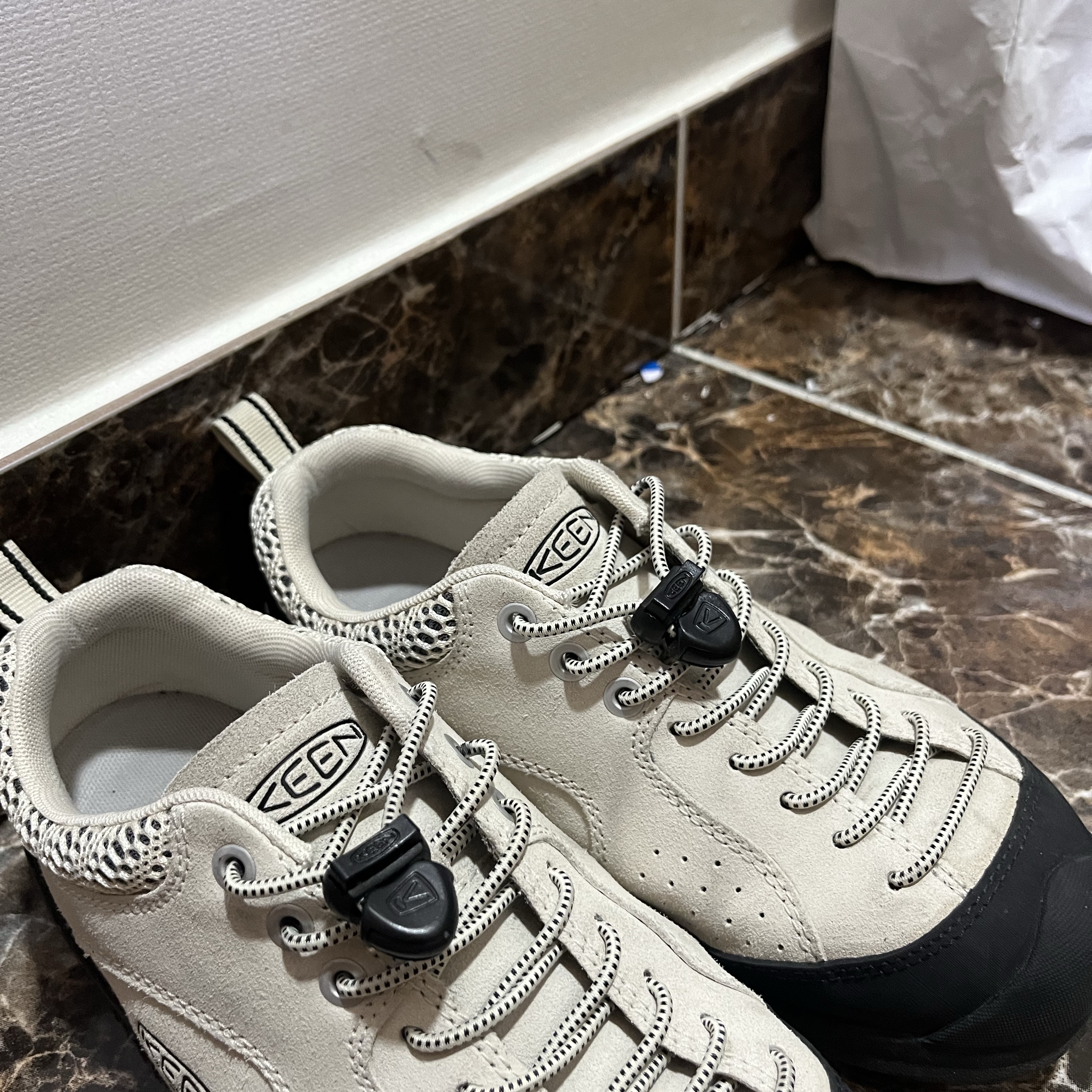 (W) Keen Jasper Rocks SP Sneaker Birch Black 착용 스타일