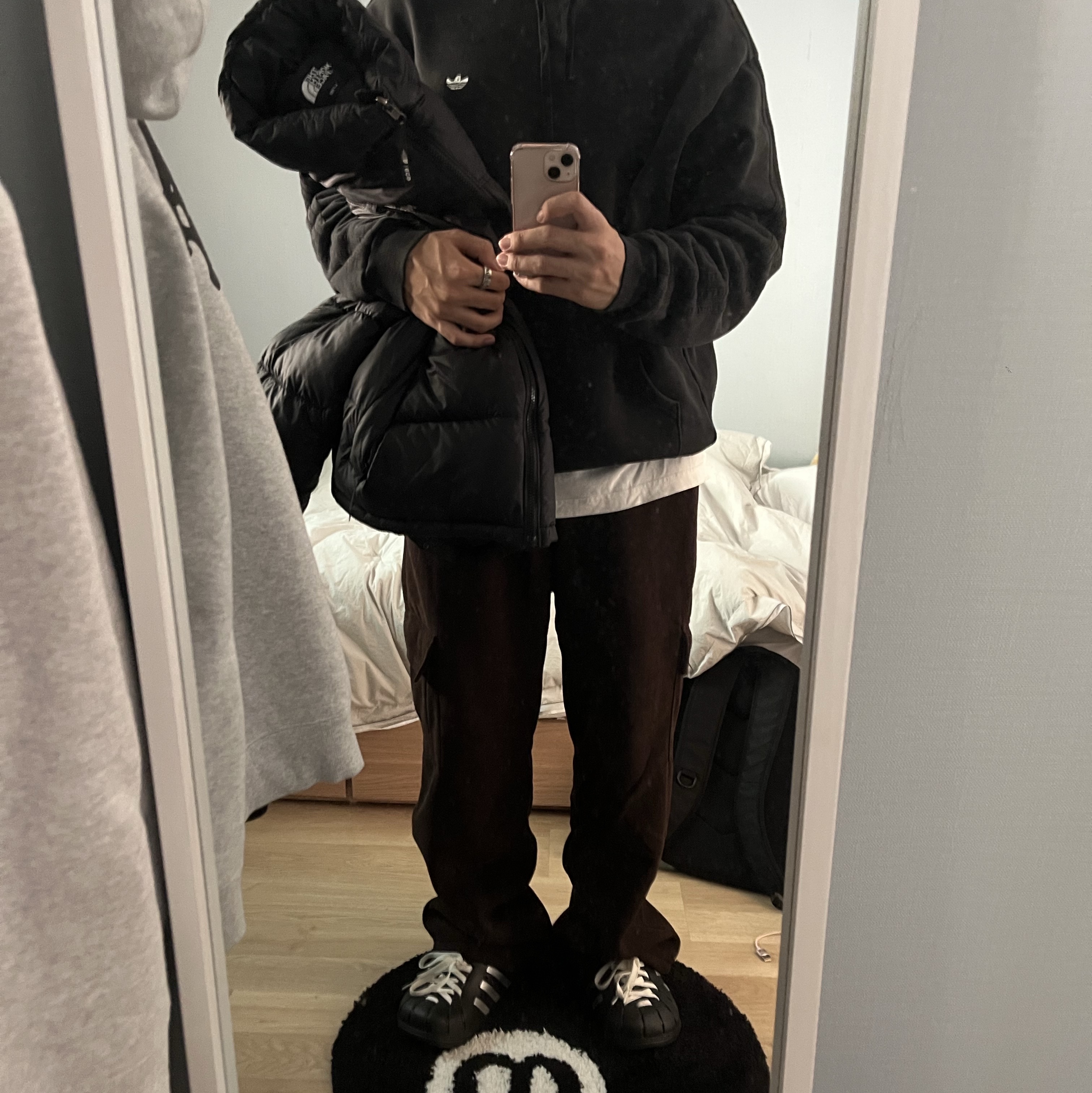 Adidas Adilette Clog Black White, The North Face 1996 Eco Nuptse Jacket Black 착용 스타일
