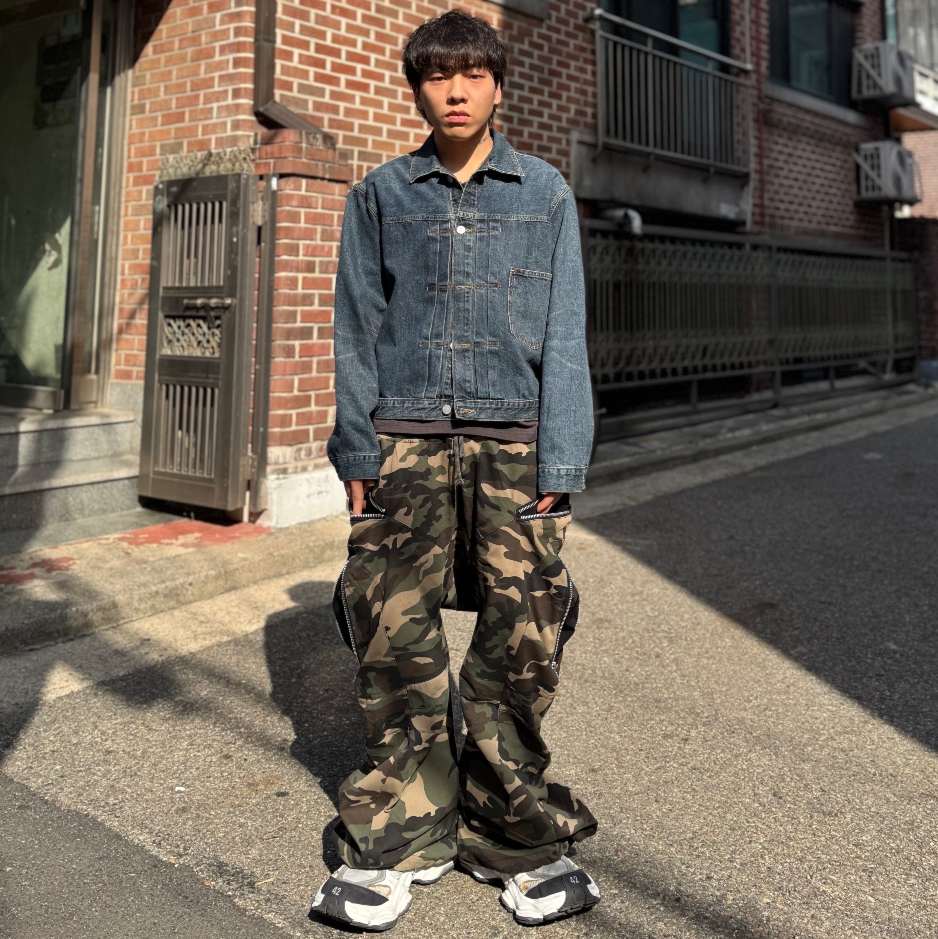 Balenciaga Cargo Sneakers White Grey 착용 스타일 - 1