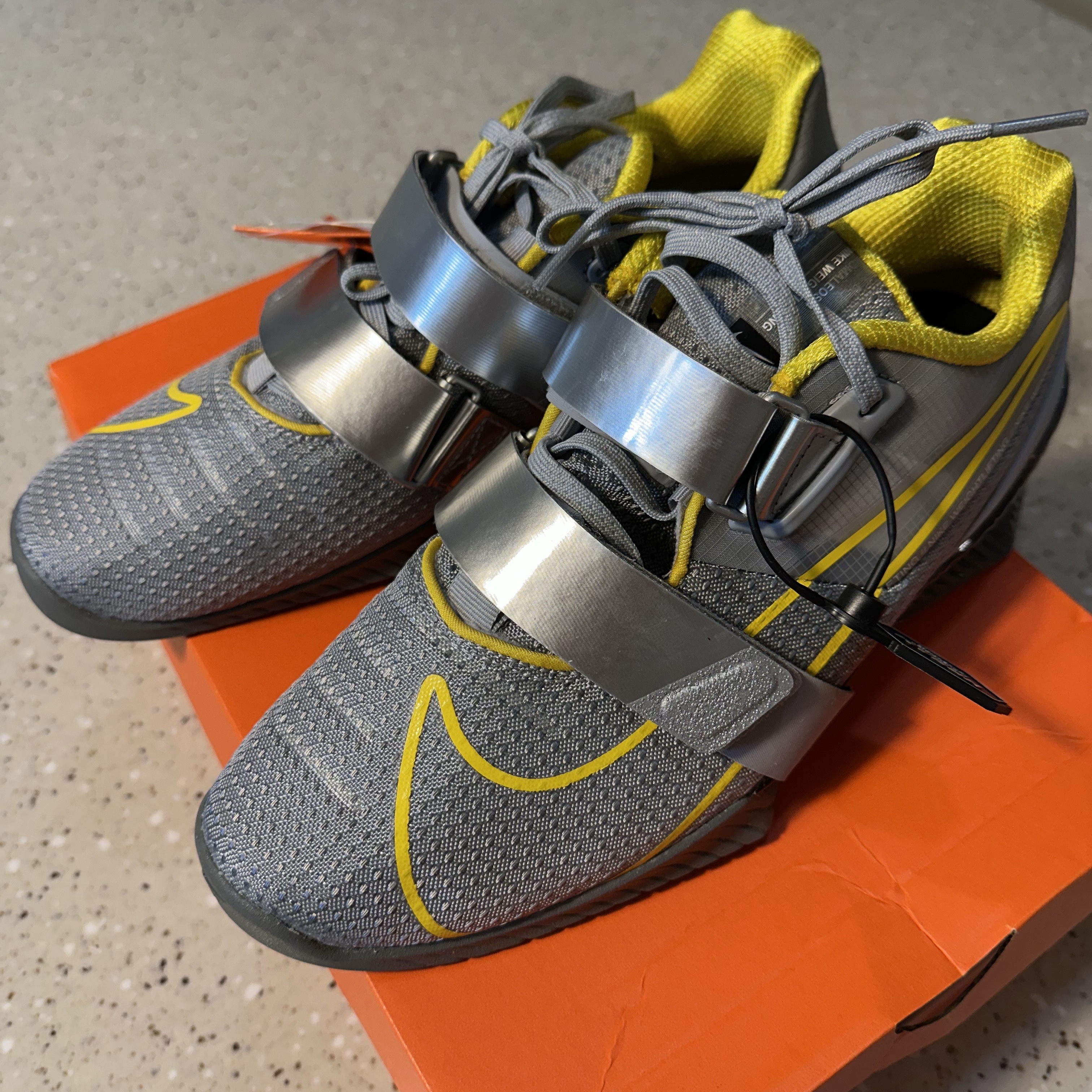 Nike Romaleos 4 Wolf Grey Lightning 착용 스타일 - 2