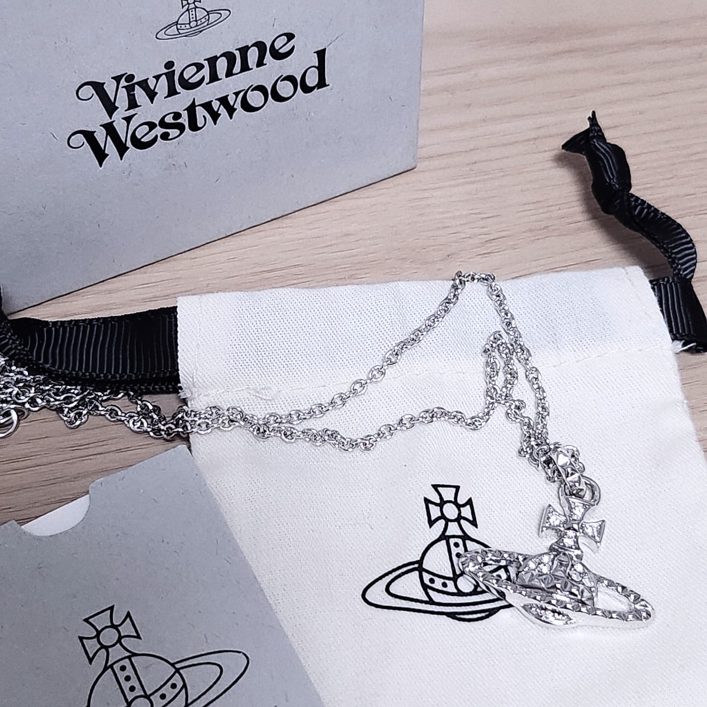 Vivienne Westwood Mayfair Bas Relief Pendant Silver 착용 스타일 - 2