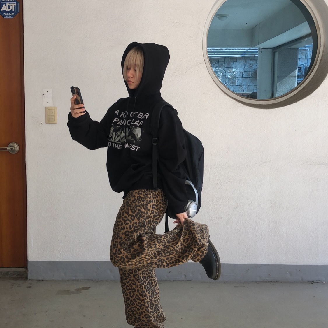 Thevinylhouse Western Saloon Hoodie Black 착용 스타일 - 2