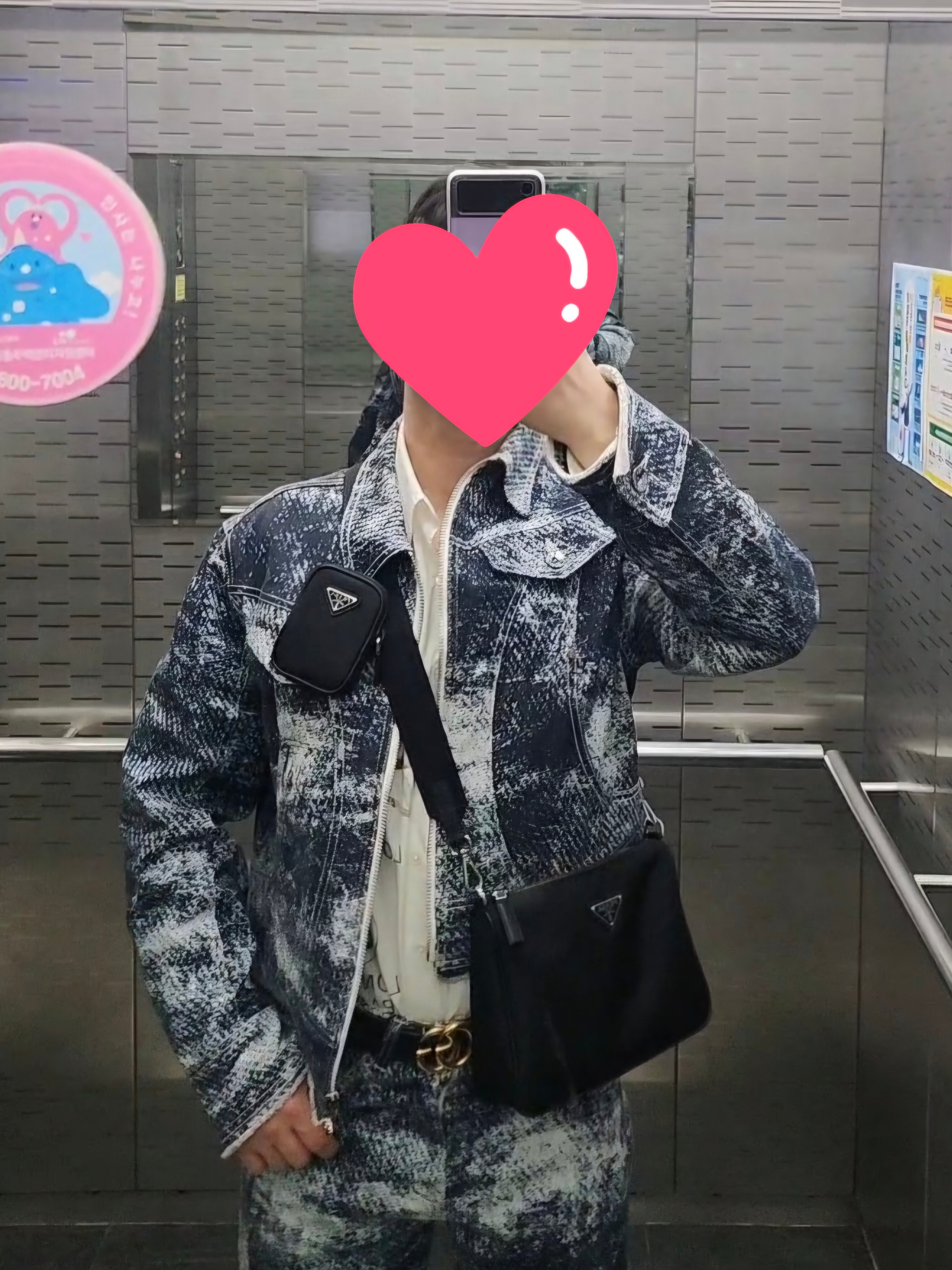 나이키 x 마틴 로즈 샥스 MR4 세이프티 오렌지, 프라다 리나일론 앤 사피아노 레더 숄더백 블랙 착용 스타일 - 2