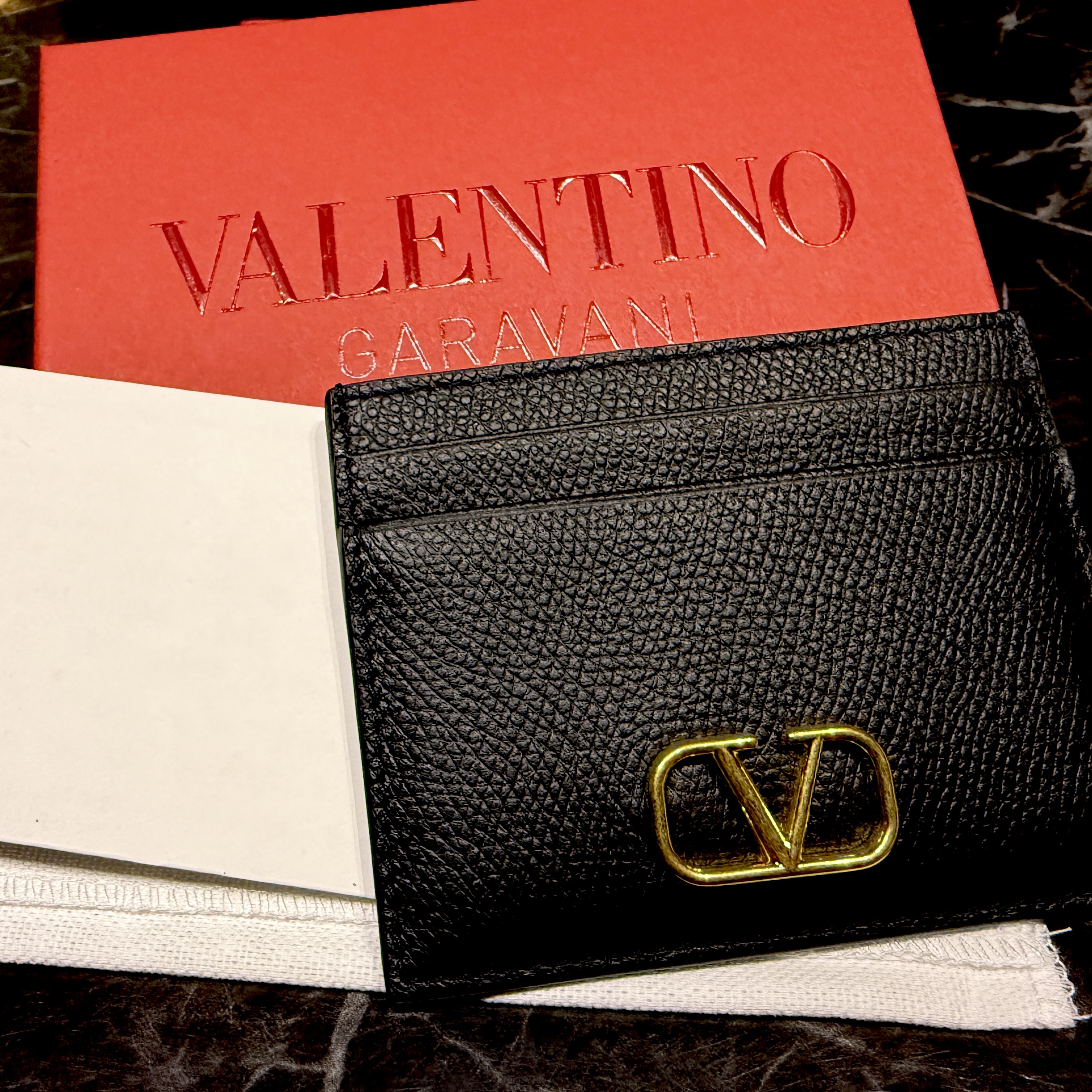 Valentino Vlogo Signature Grainy Calfskin Card Holder Black 착용 스타일