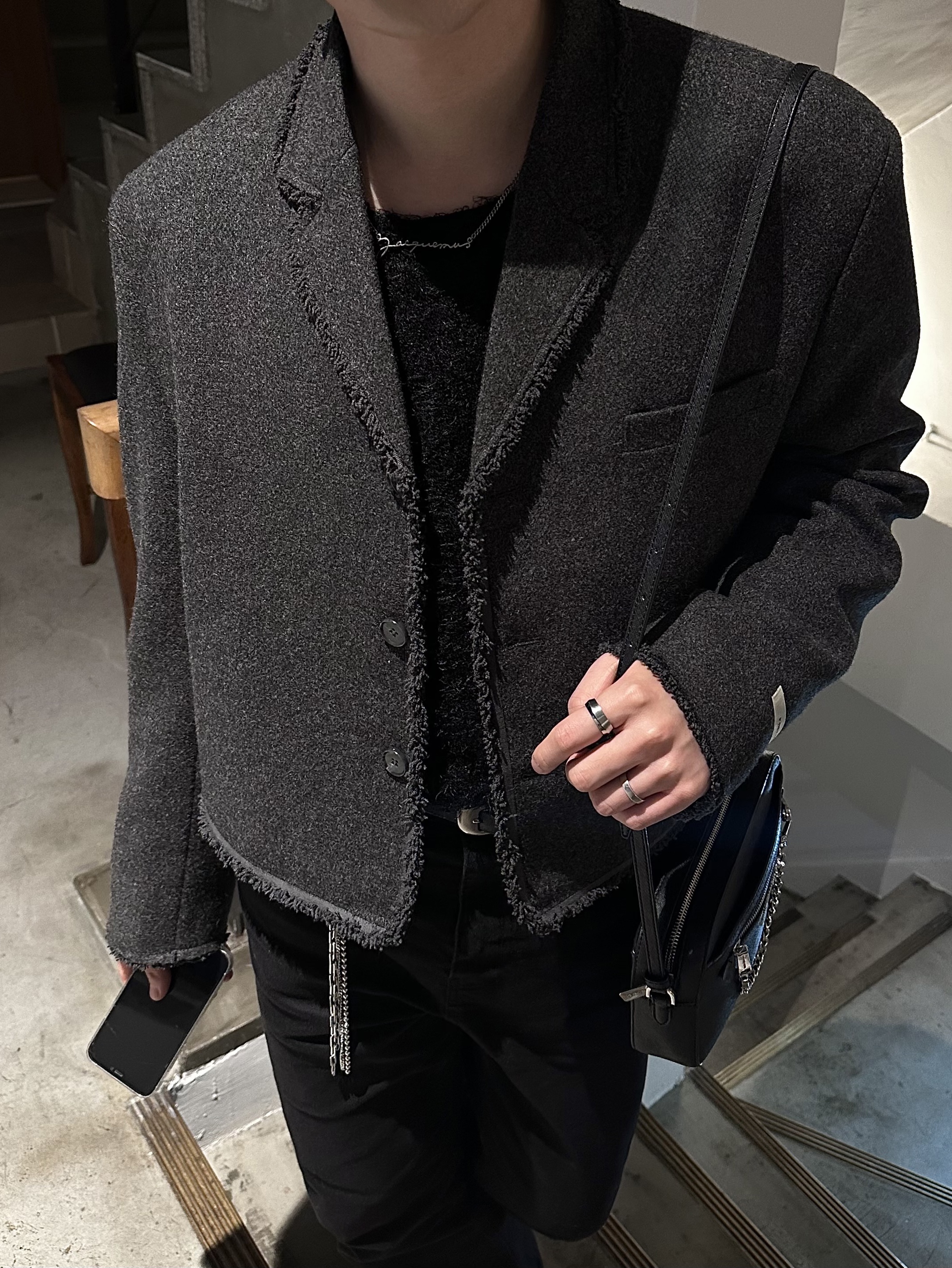 Jacquemus La Chaine Signature Logo Chain Necklace Silver, Michael Kors Jet Set Large Saffiano Leather Crossbody Bag Black 착용 스타일 - 1