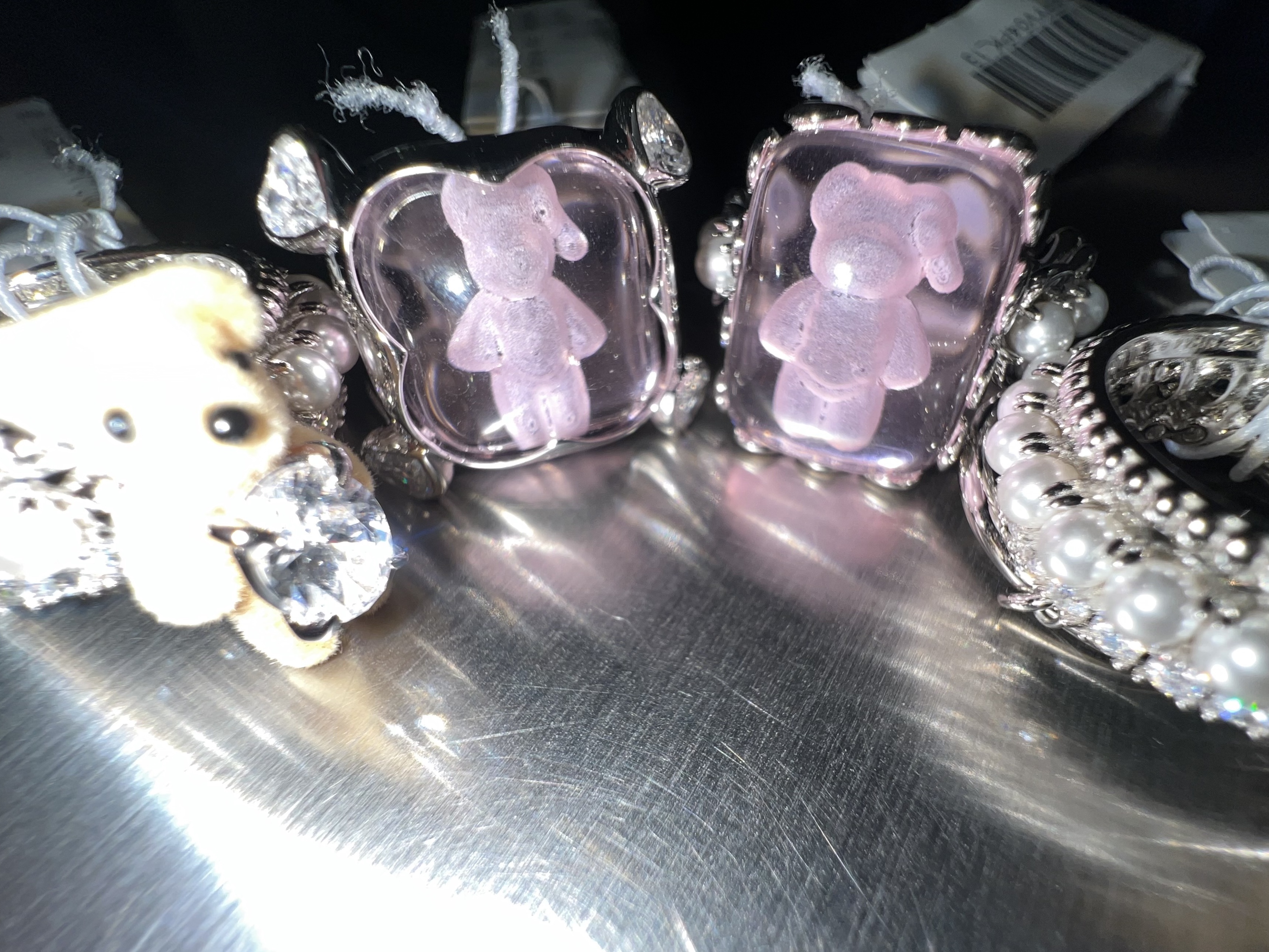 Yvmin Crystal Bear Four Claw Ring Pink - 25SS, Yvmin Mini Pearlescent Bear Multi Layered Ring White - 25SS 착용 스타일 - 2