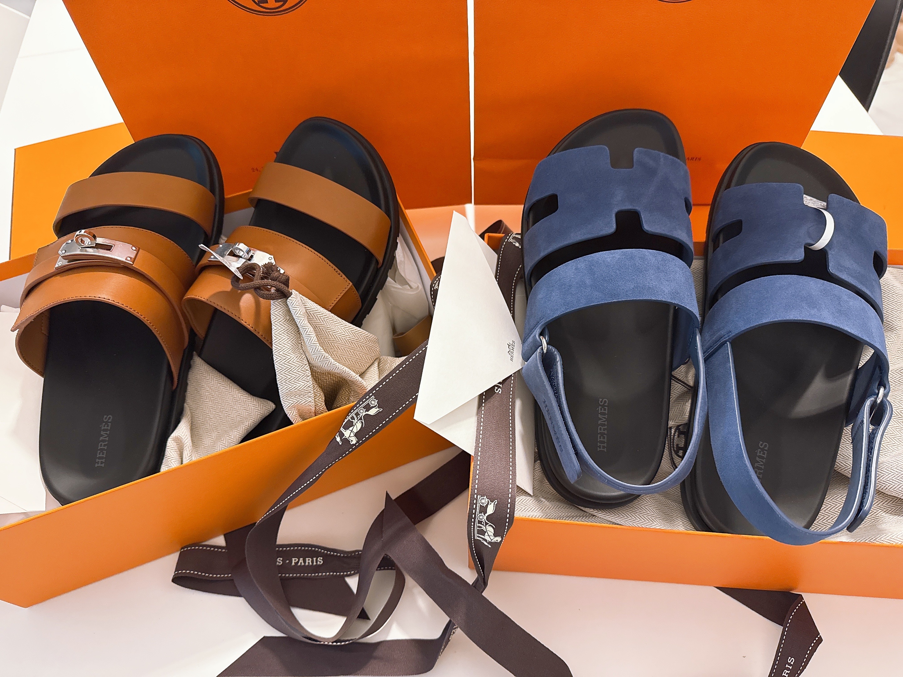 Hermes Genius Sandal Suede Goatskin & Bleu Celeste, Hermes Jackson Sandal Calfskin & Palladium Noir 착용 스타일