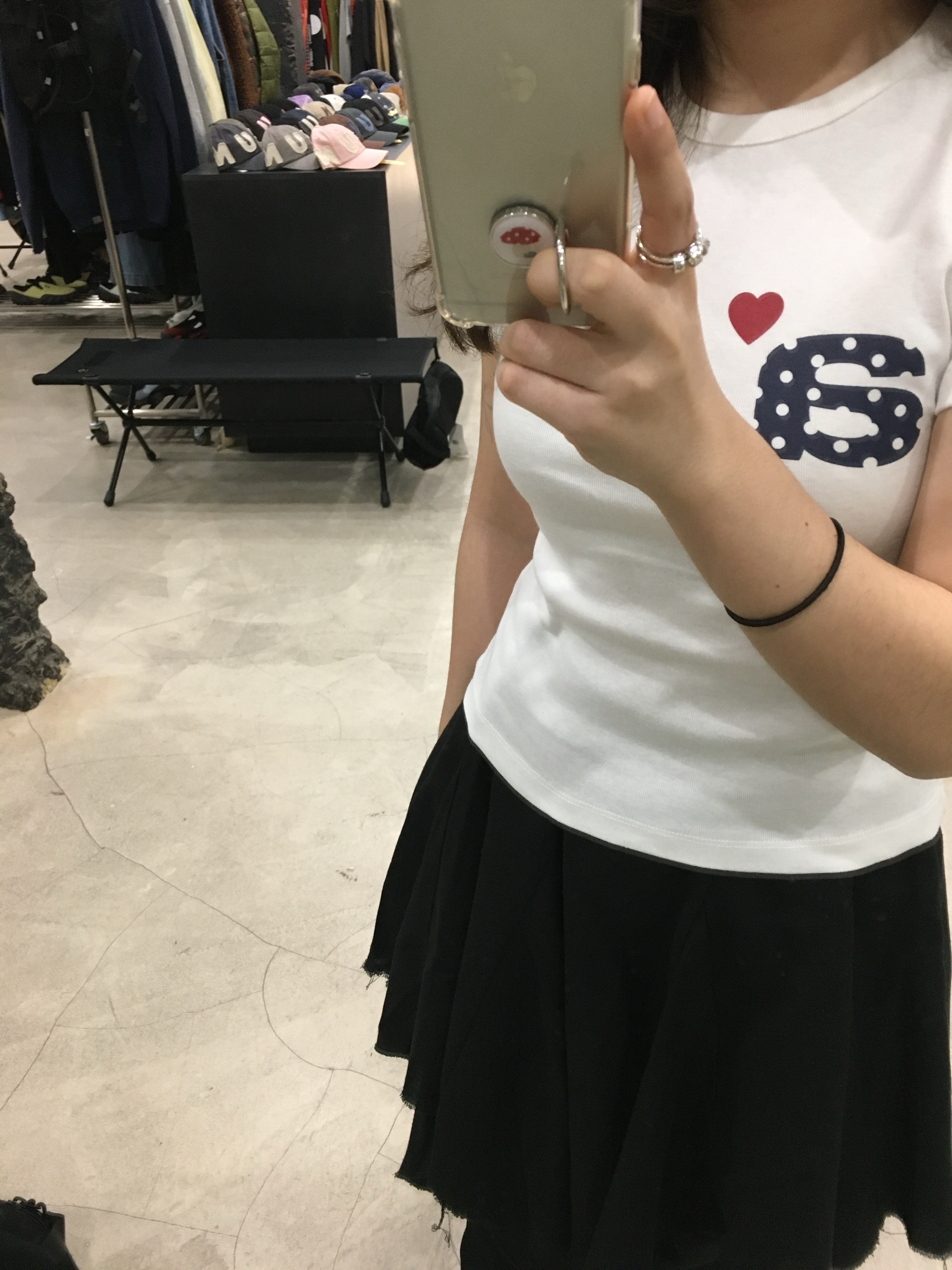 AEAE Dot Small Letter Tee White 착용 스타일 - 2