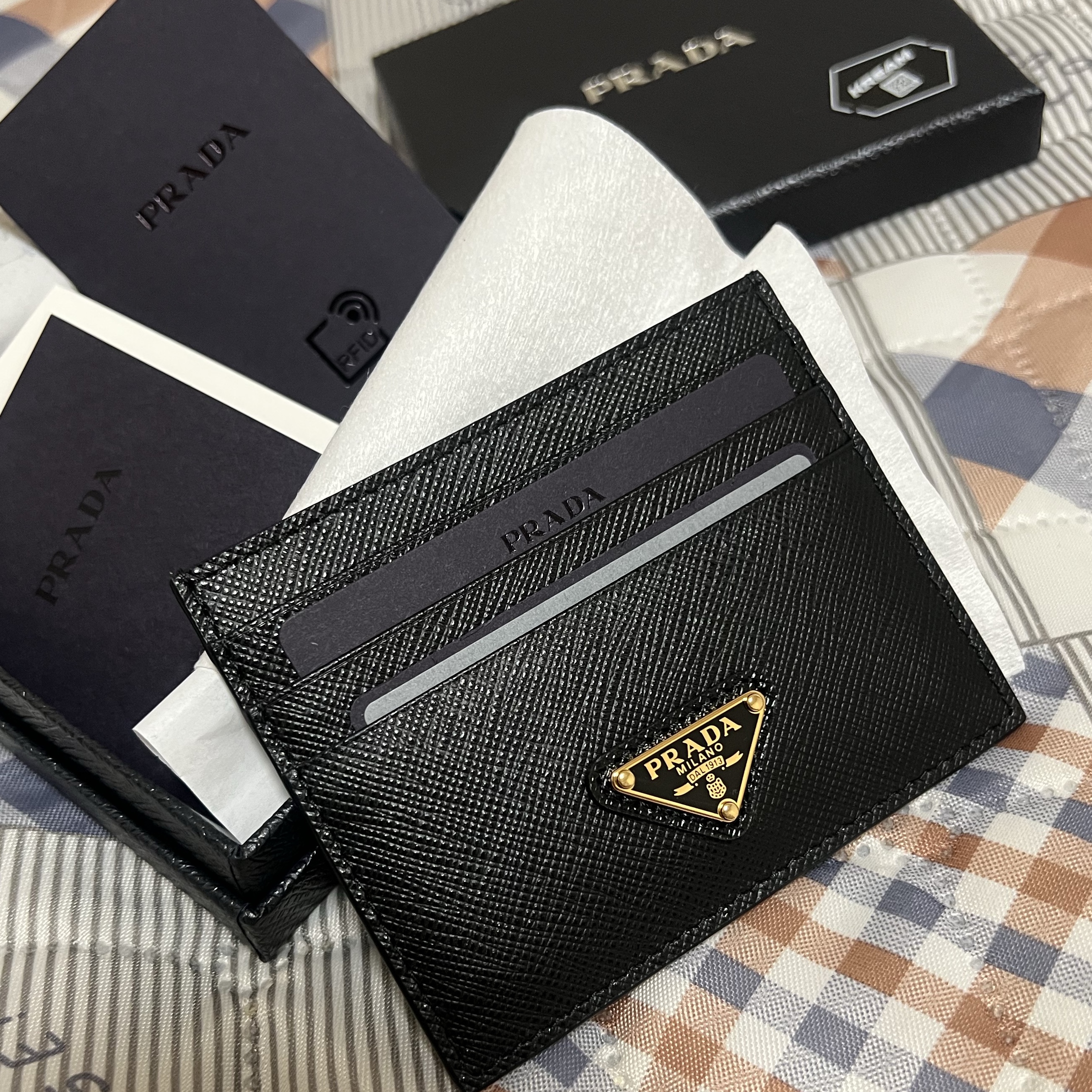 Prada Saffiano Leather Triangle Logo Card Holder Black Gold 착용 스타일