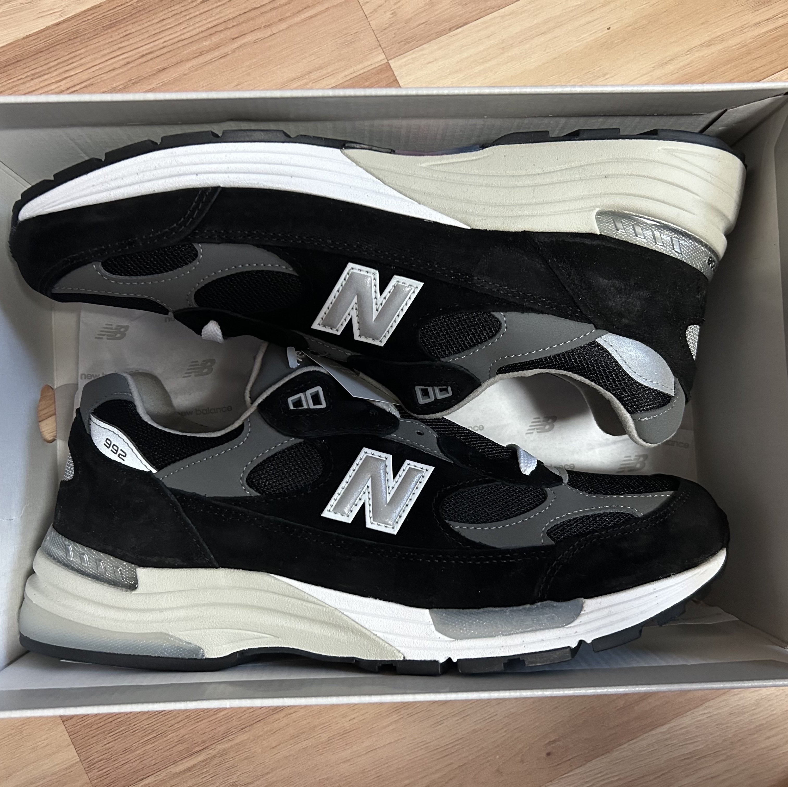 New Balance 992 Made in USA Core Black Grey 착용 스타일 - 4