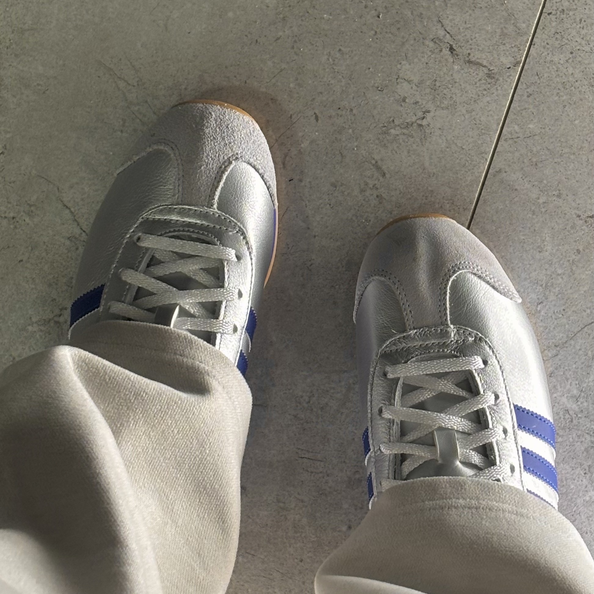 Adidas Country OG Matte Silver Bright Blue 착용 스타일