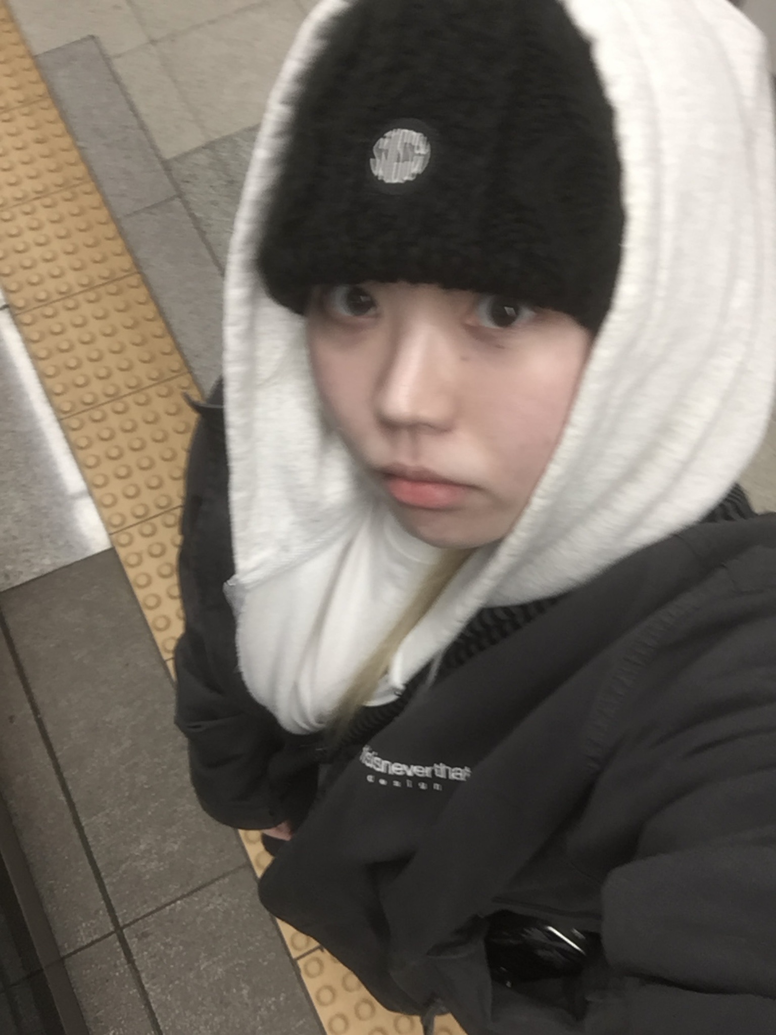 Stussy Skullcap Cable Knit Black, Stussy Mercury T-Shirt White 착용 스타일 - 1