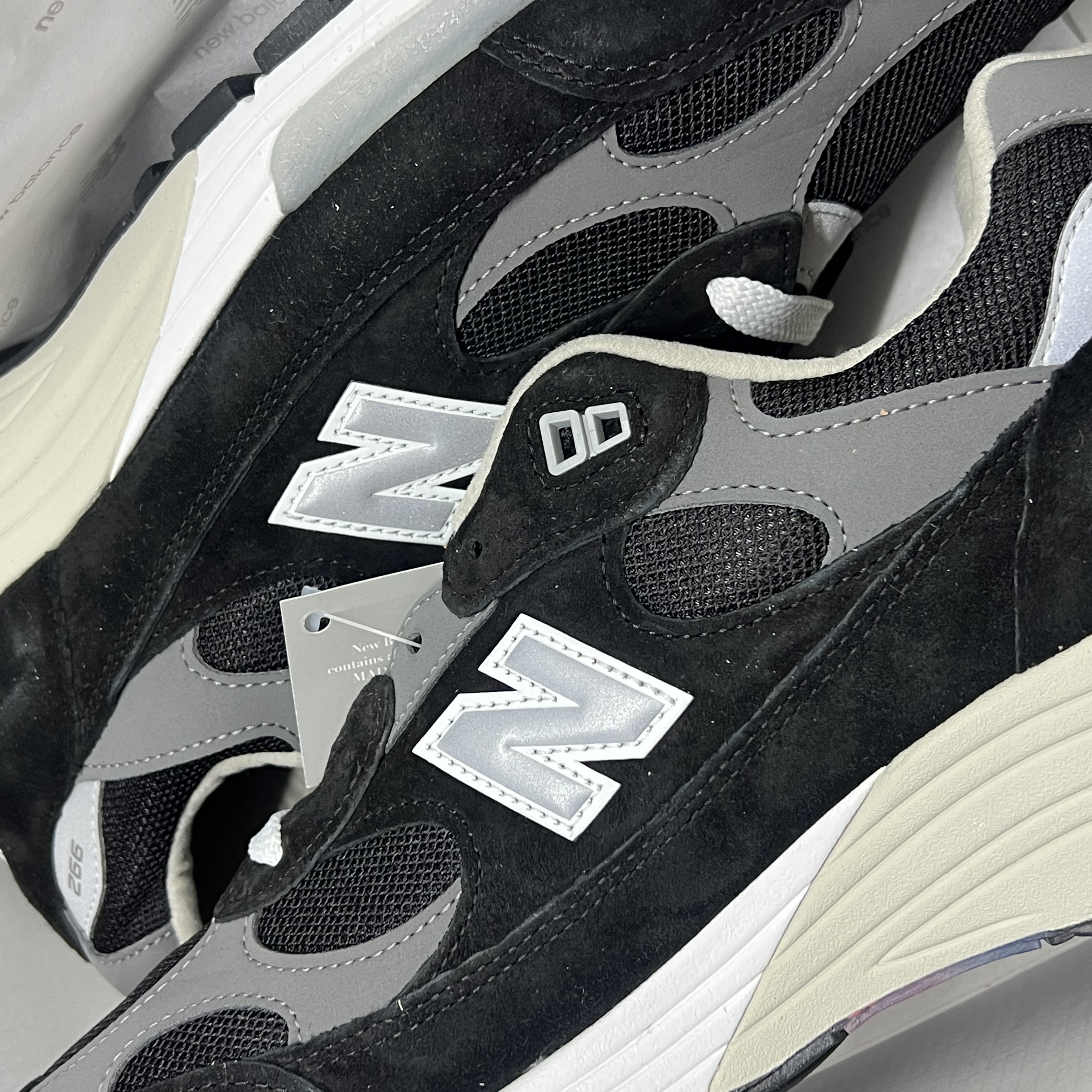 New Balance 992 Made in USA Core Grey Silver Metallic, New Balance 992 Made in USA Core Black Grey 착용 스타일 - 2