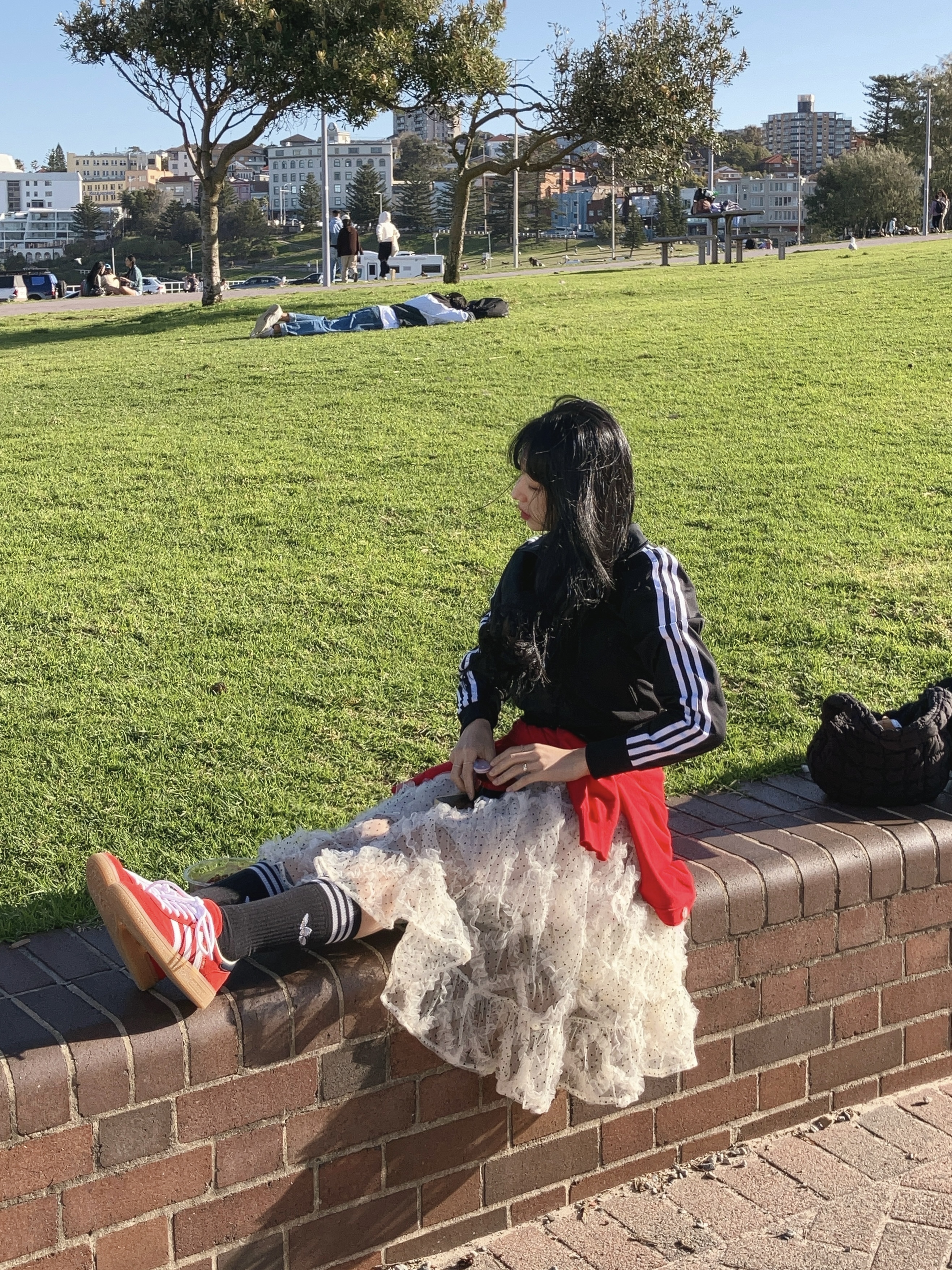아디다스 x 스포티 앤 리치 스페지알 핸드볼 컬리지에이트 레드 나이트 인디고 착용 스타일 - 2