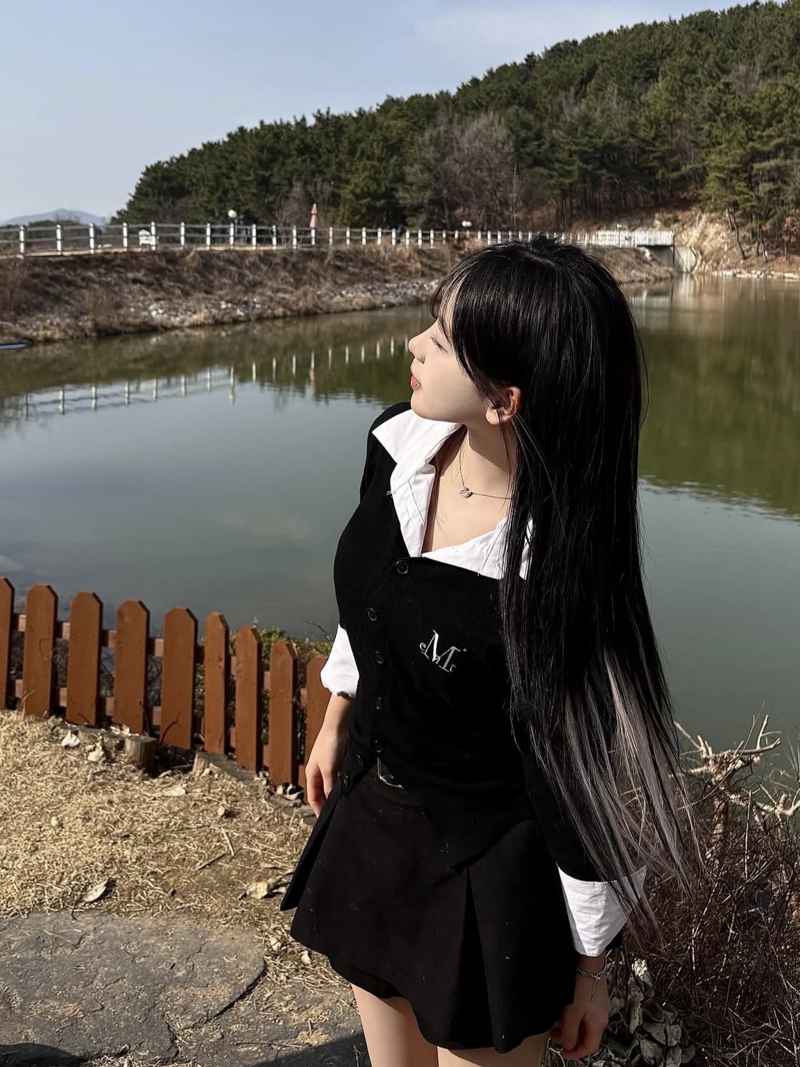 MUCENT Marais 7 Button Crop Henry Neck Cardigan Black 착용 스타일 - 3