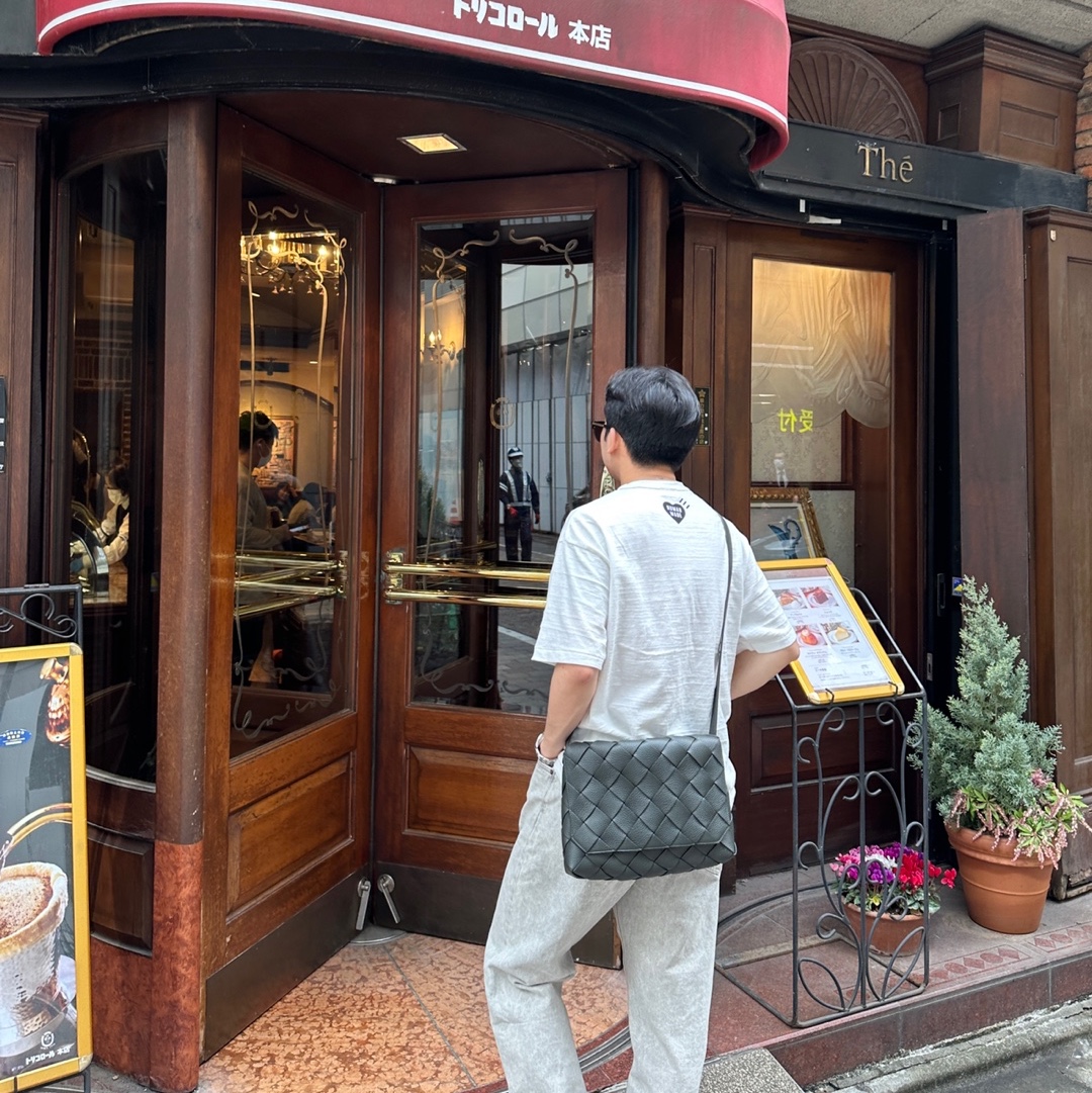Bottega Veneta Large Diago Cross Body Bag Dark Green, Human Made Heart Badge T-Shirt White - Offline Store Exclusive 착용 스타일 - 4