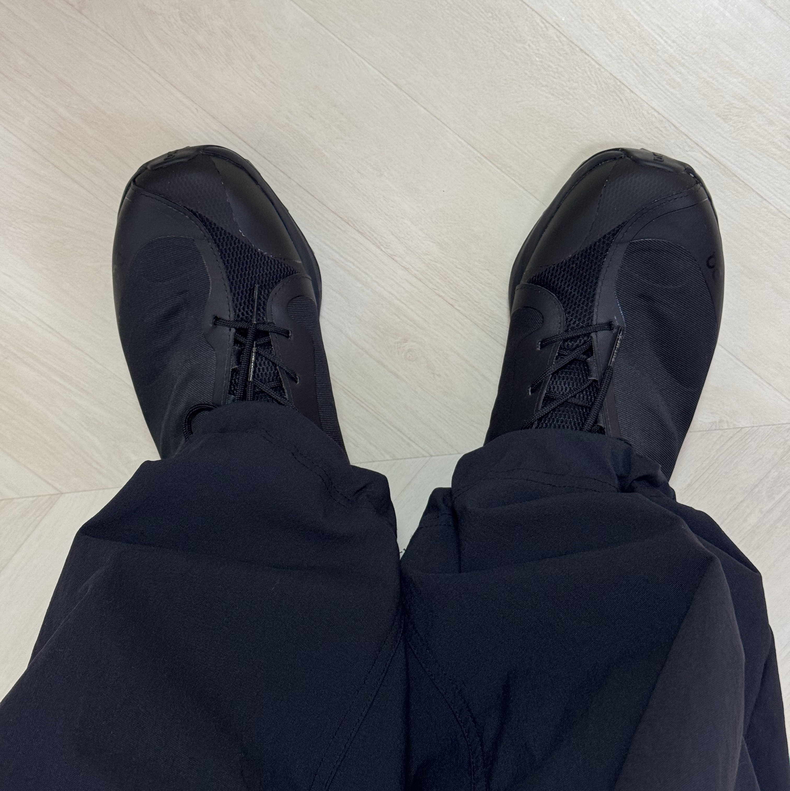 On Running x Post Archive Faction (Paf) Cloudventure Peak All Black 착용 스타일 - 1