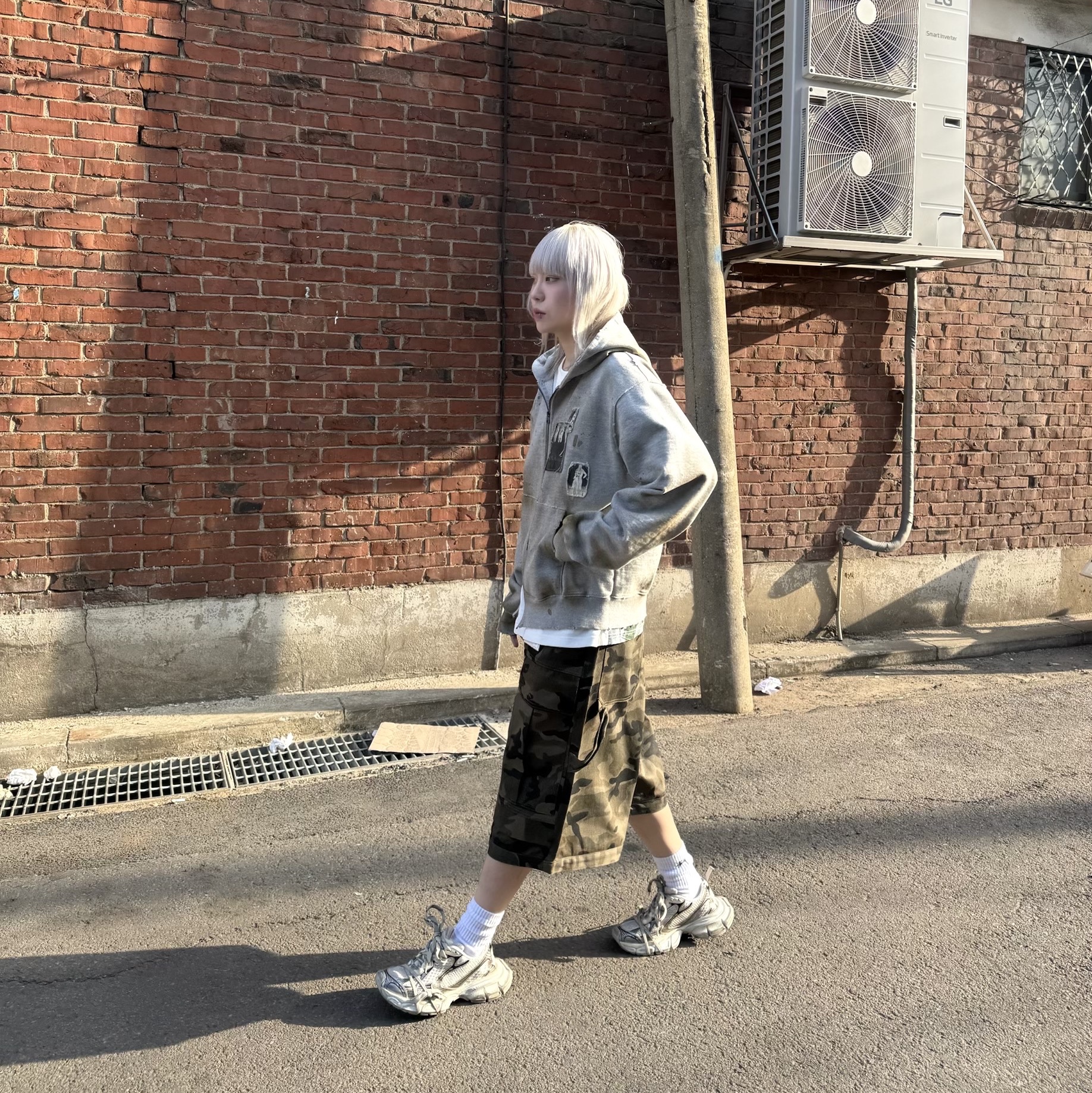 발렌시아가 3XL 스니커즈 베이지 착용 스타일 - 3