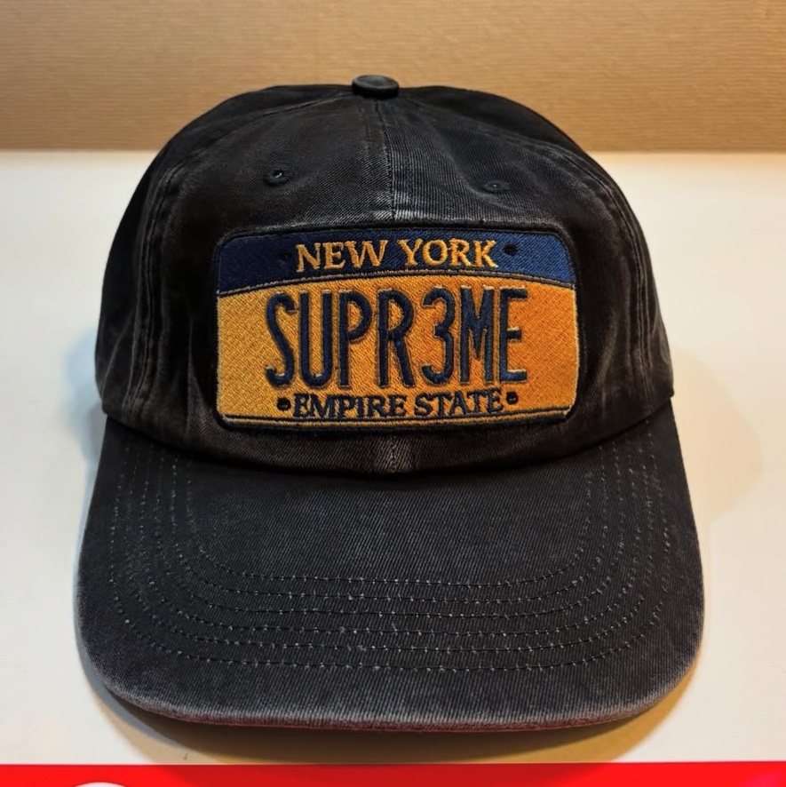 Supreme License Plate 6-Panel Black - 25SS 착용 스타일