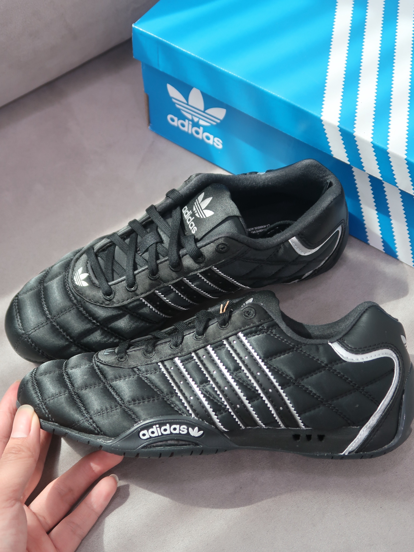 (W) Adidas Adiracer Lo Core Black Silver Metallic 착용 스타일 - 2