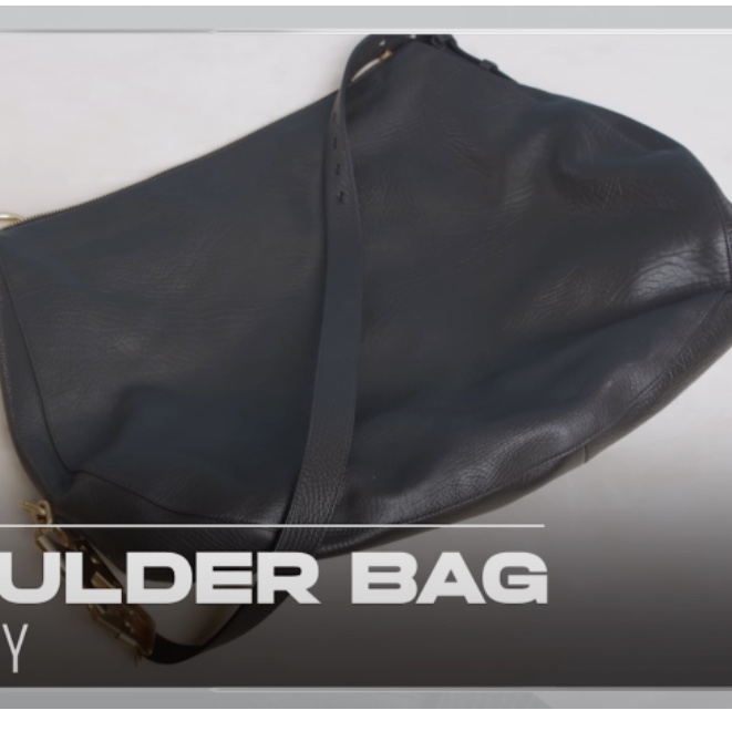 Burberry Large Knight Bag Black 착용 스타일 - 2
