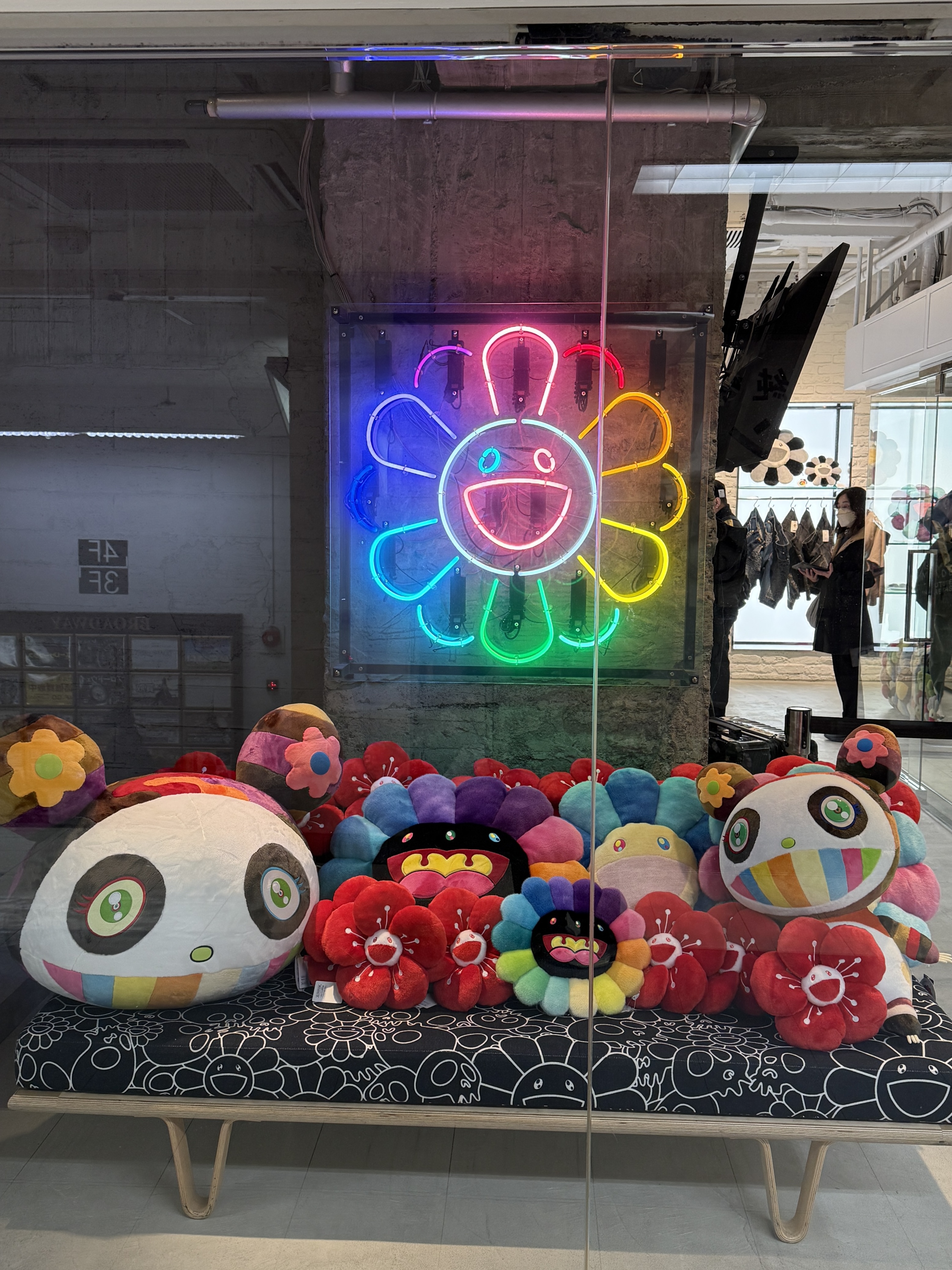 Kaikai Kiki Flower Cushion 30cm Grey Black, Kaikai Kiki Flower Cushion 60cm Rainbow & Black 착용 스타일 - 3