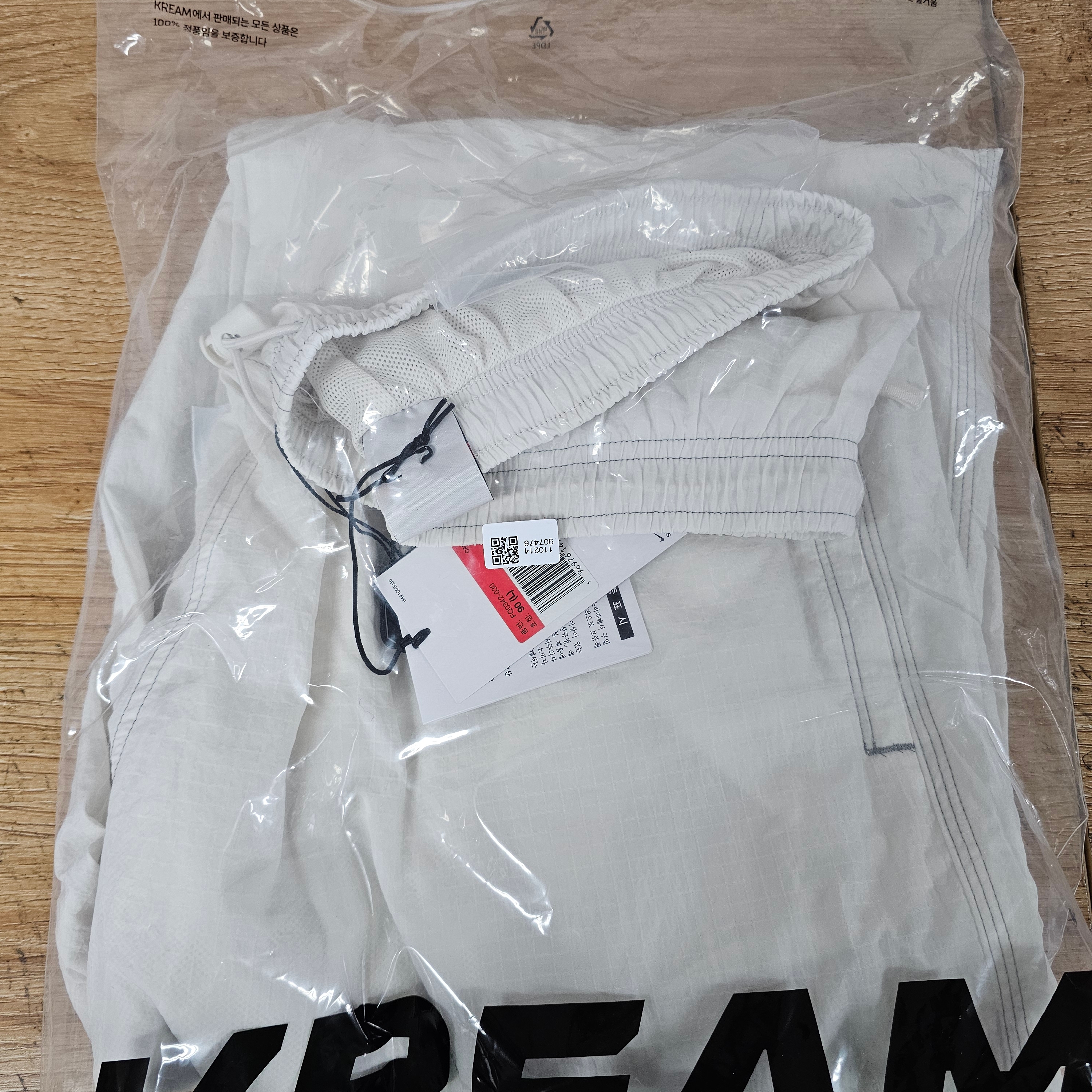 Supreme x Nike Ripstop Track Pants White - 24SS 착용 스타일