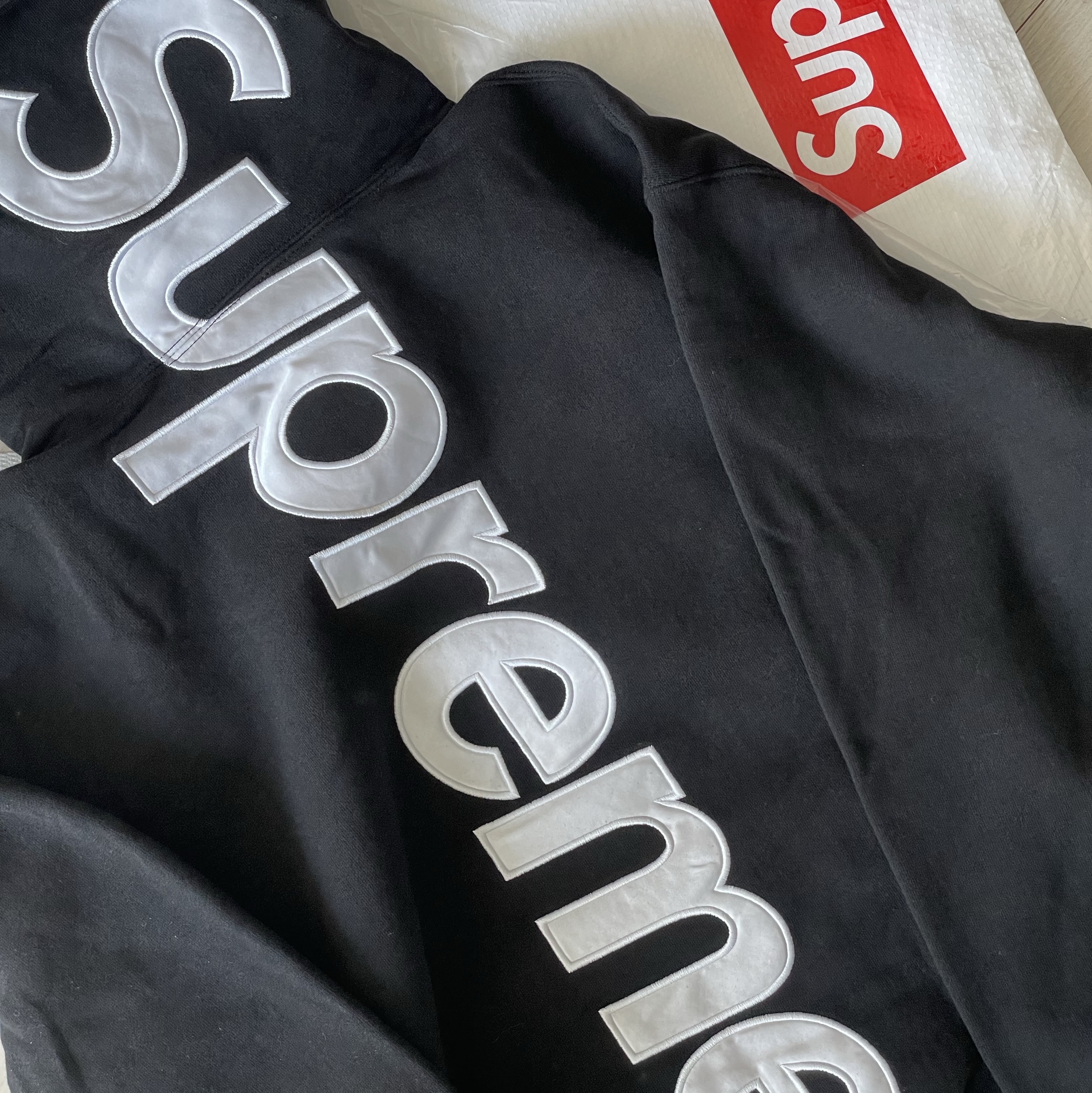 Supreme Satin Applique Hooded Sweatshirt Black - 24FW 착용 스타일